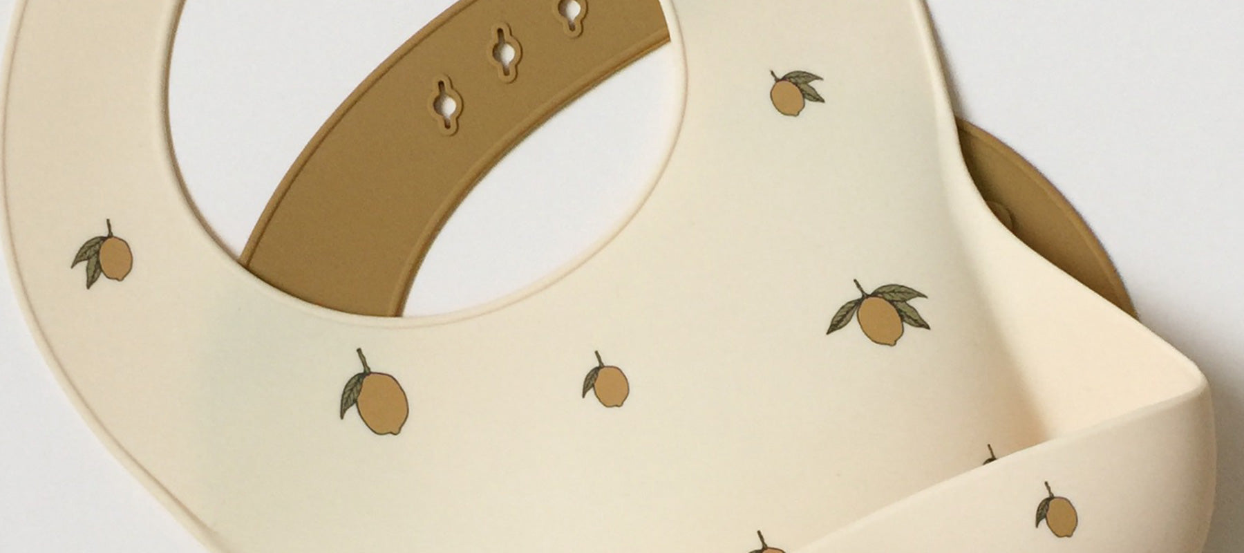 Cherry & Lemon Club - im Bild: Silikon-Lätzchen von Konges Slojd im Lemon-Design