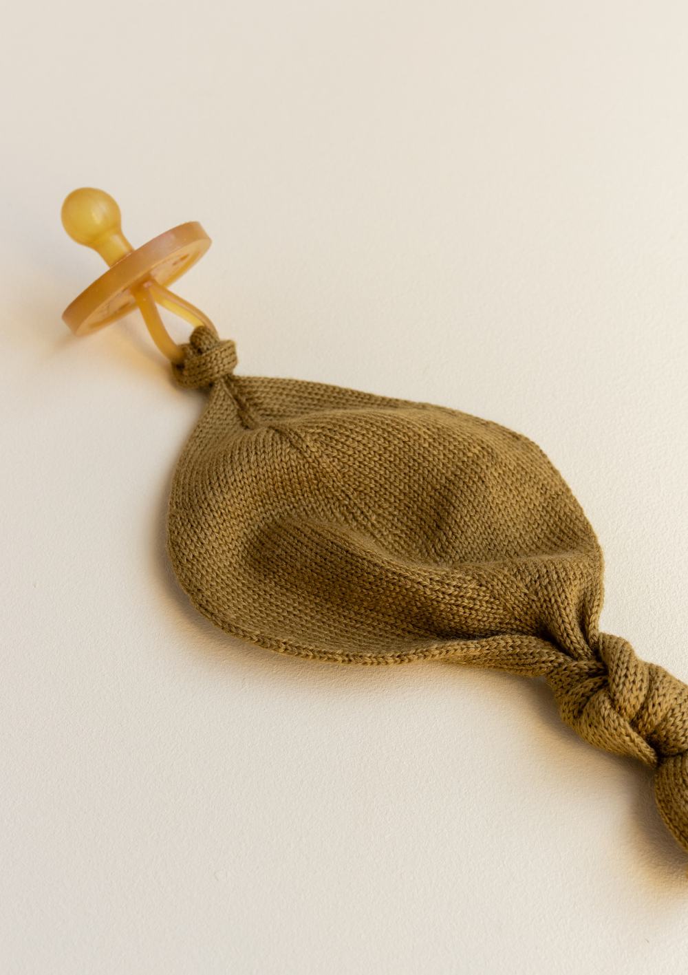 hvid Strick-Schnullertuch 'Titi Comforter' mustard