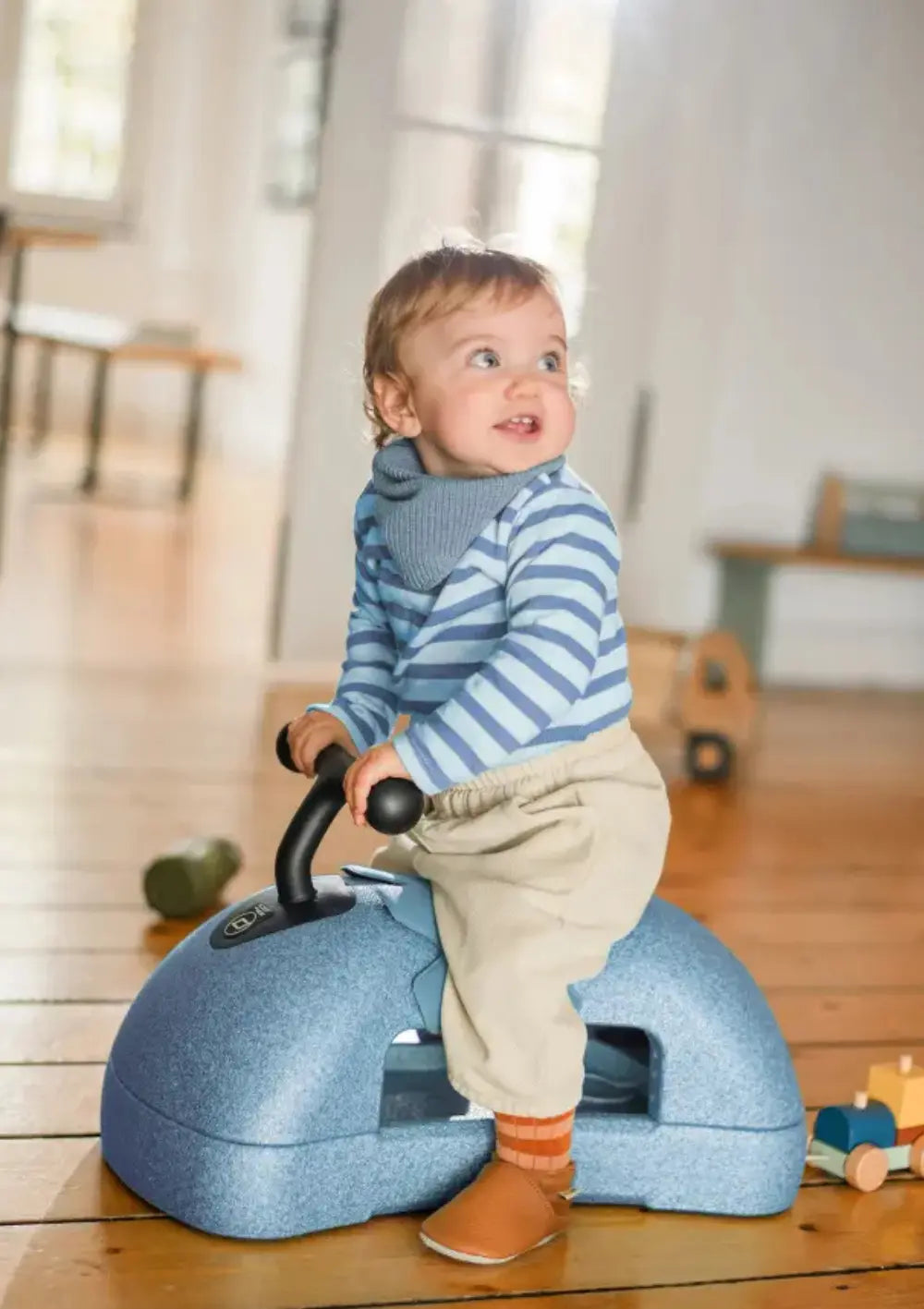 Kleinkind auf dem Scoot and Ride 3-in-1 Babyroller 'My First' steel