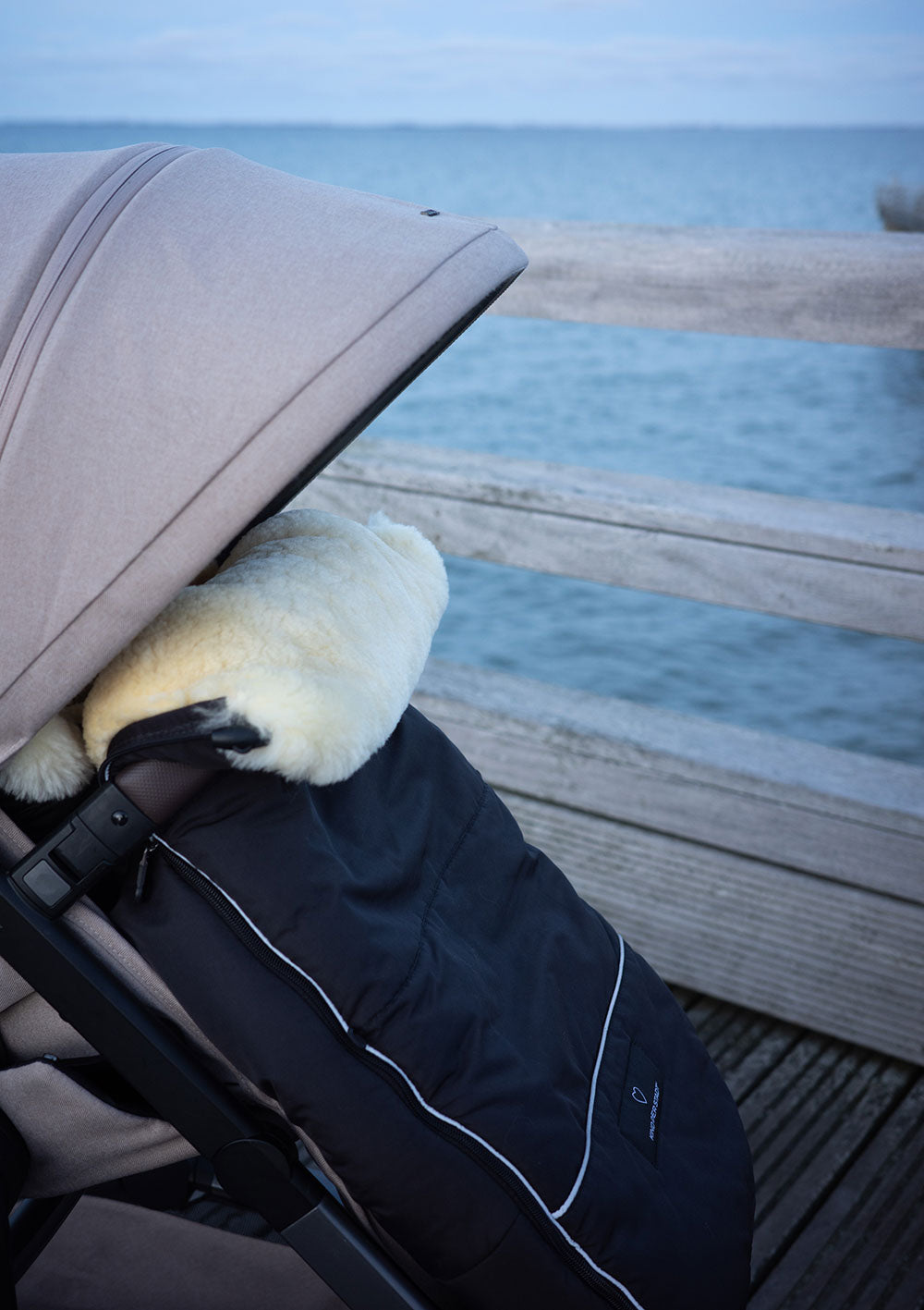 Premium Lammfell-Fußsack midnight black