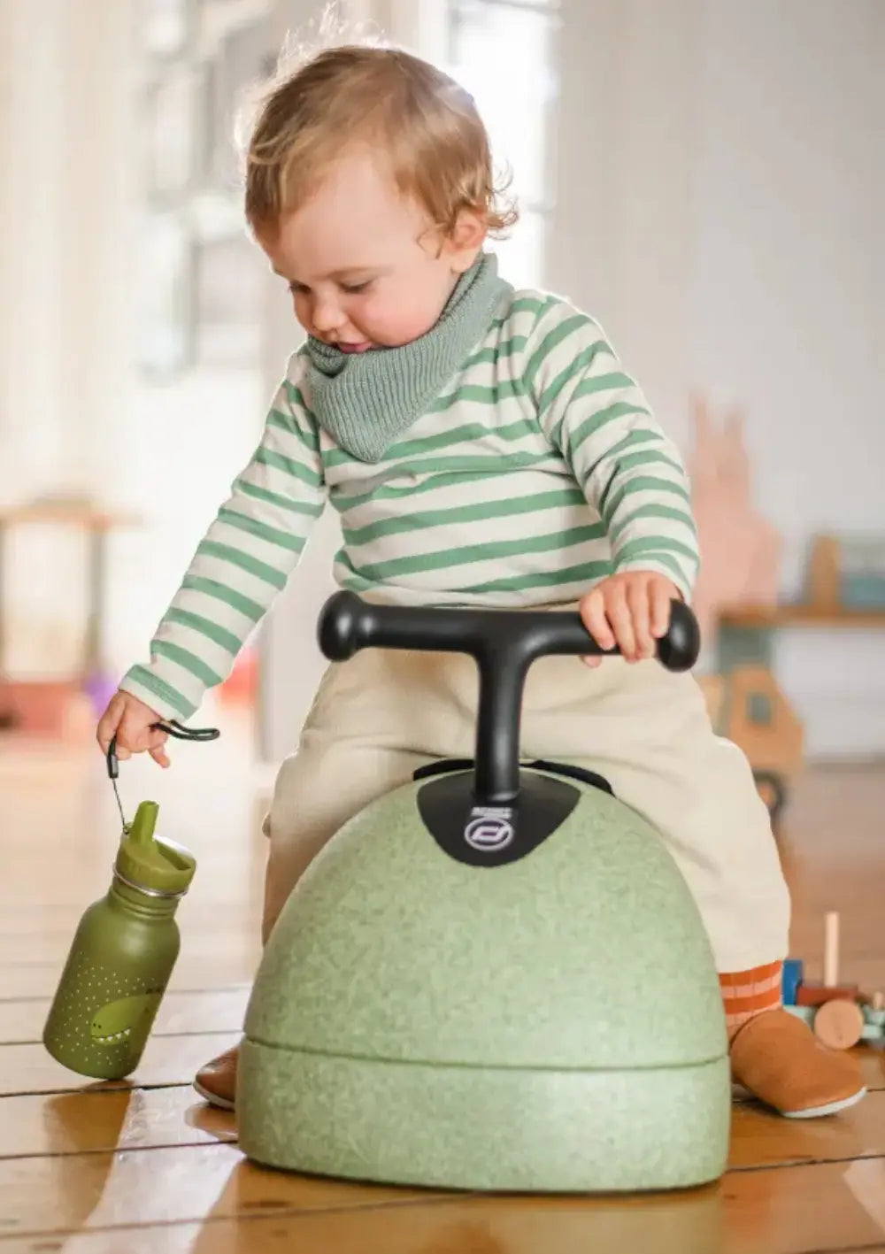 Kleinkind mit Scoot and Ride 3-in-1 Babyroller 'My First' olive