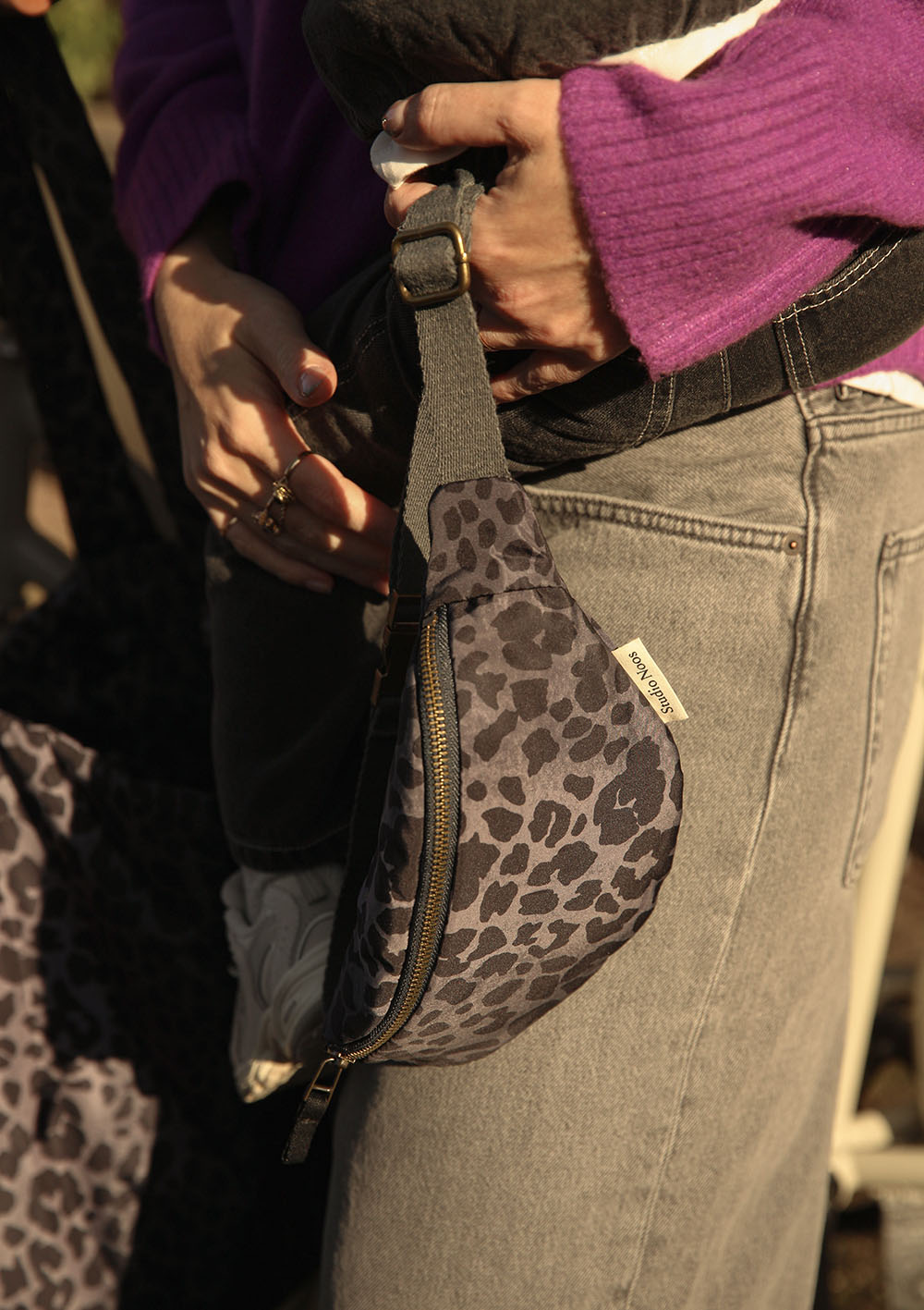 Umhängetasche 'Puffy Mini Fanny Pack' Antra Leopard