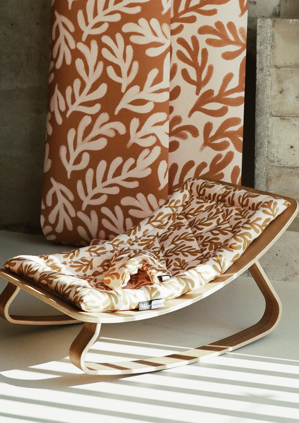 Charlie Crane Babywippe 'LEVO' Season Paper