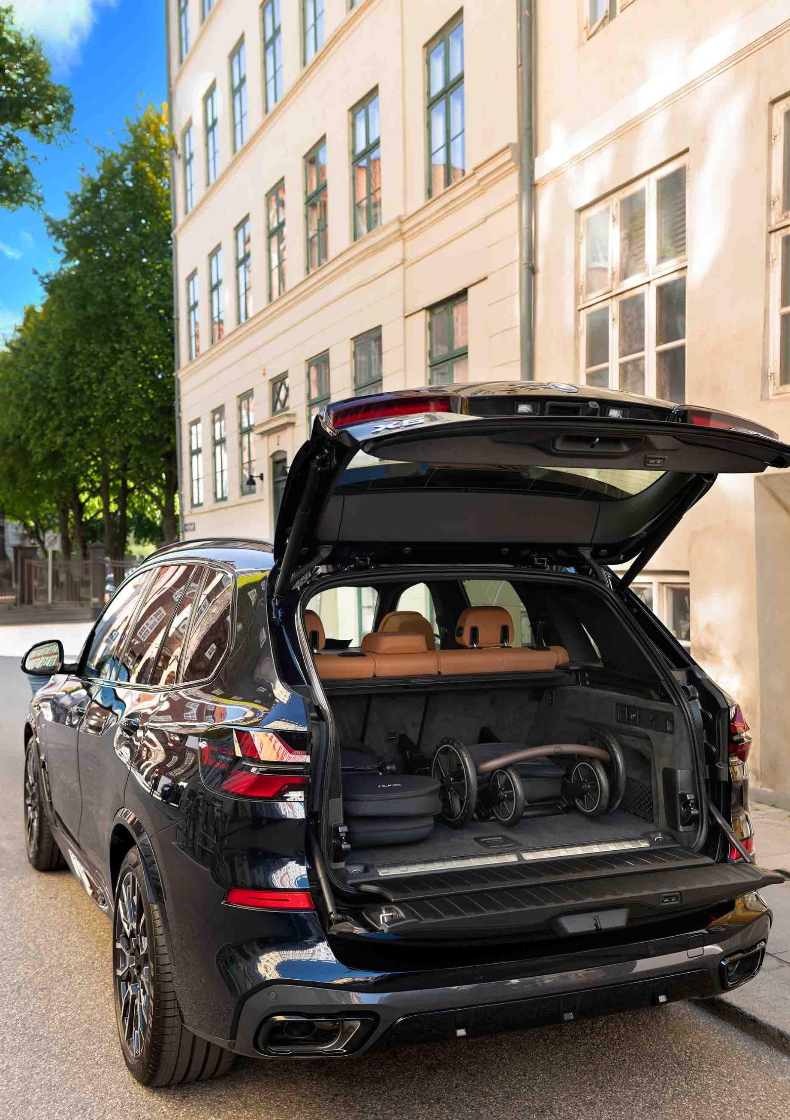 Nuna Kinderwagen TRIV lx Caviar kompakt zusammengeklappt im Kofferraum