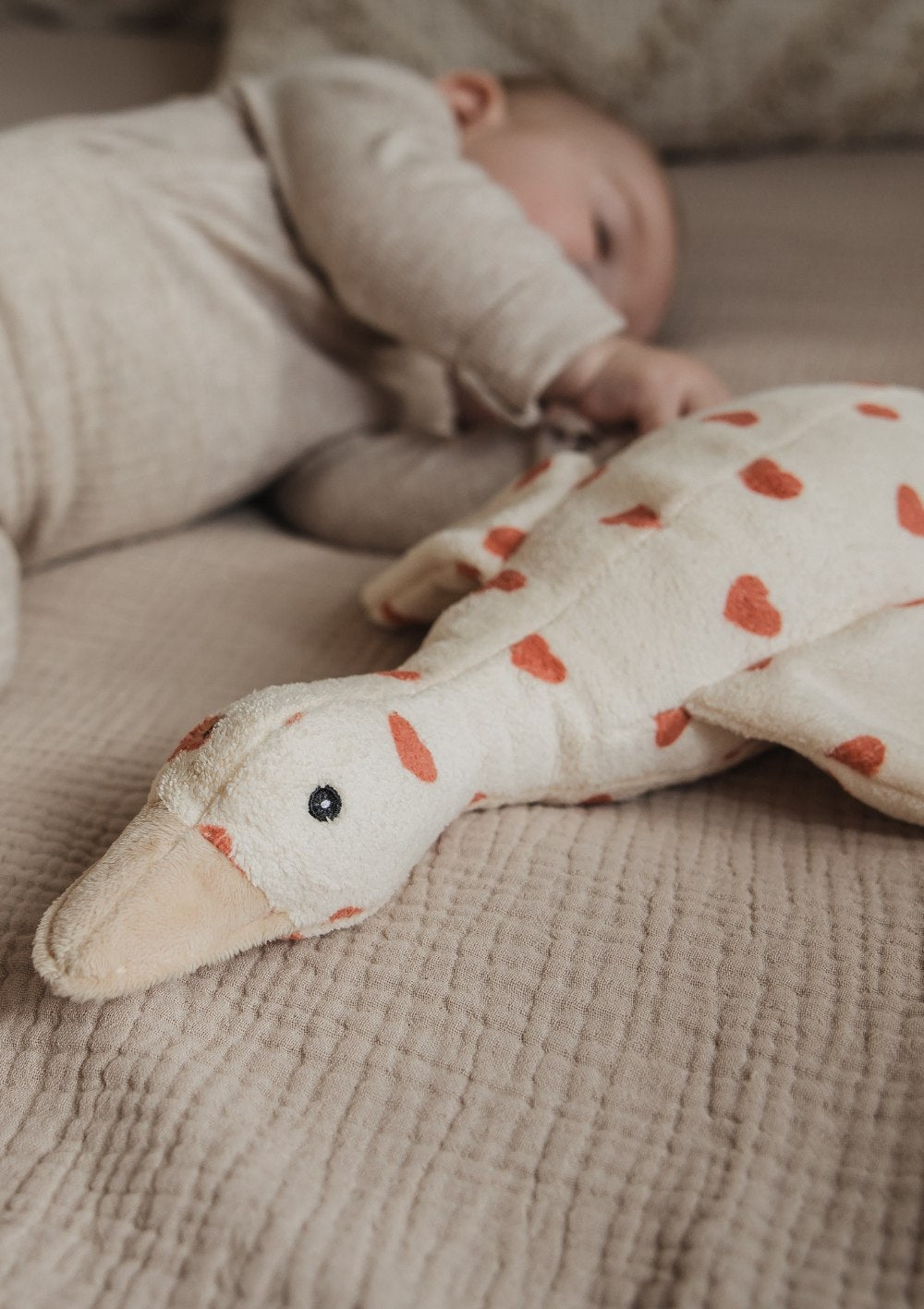 flow AMSTERDAM Kuscheltier mit Spieluhr 'Liva' Beige Hearts