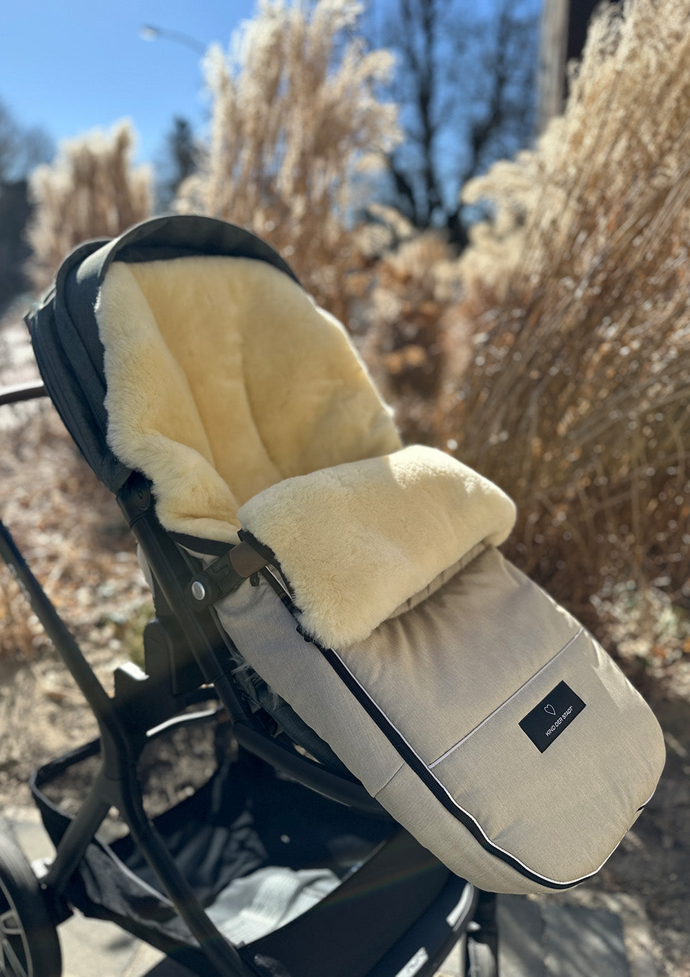 KIND DER STADT Premium Lammfell-Fußsack dune-beige