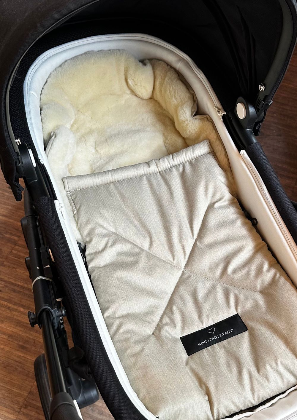 KIND DER STADT Premium Lammfell-Fußsack für Babywanne & Kinderautositz beige