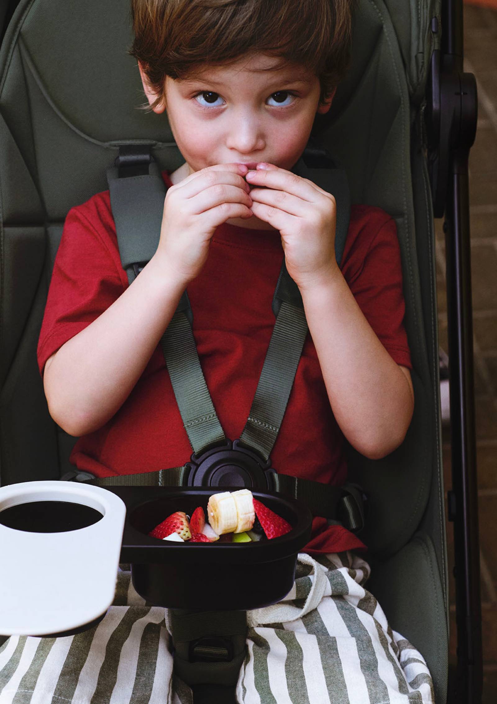 Bugaboo Tray Adapter für 'Butterfly 2' – Kind im Buggy mit Snacktray