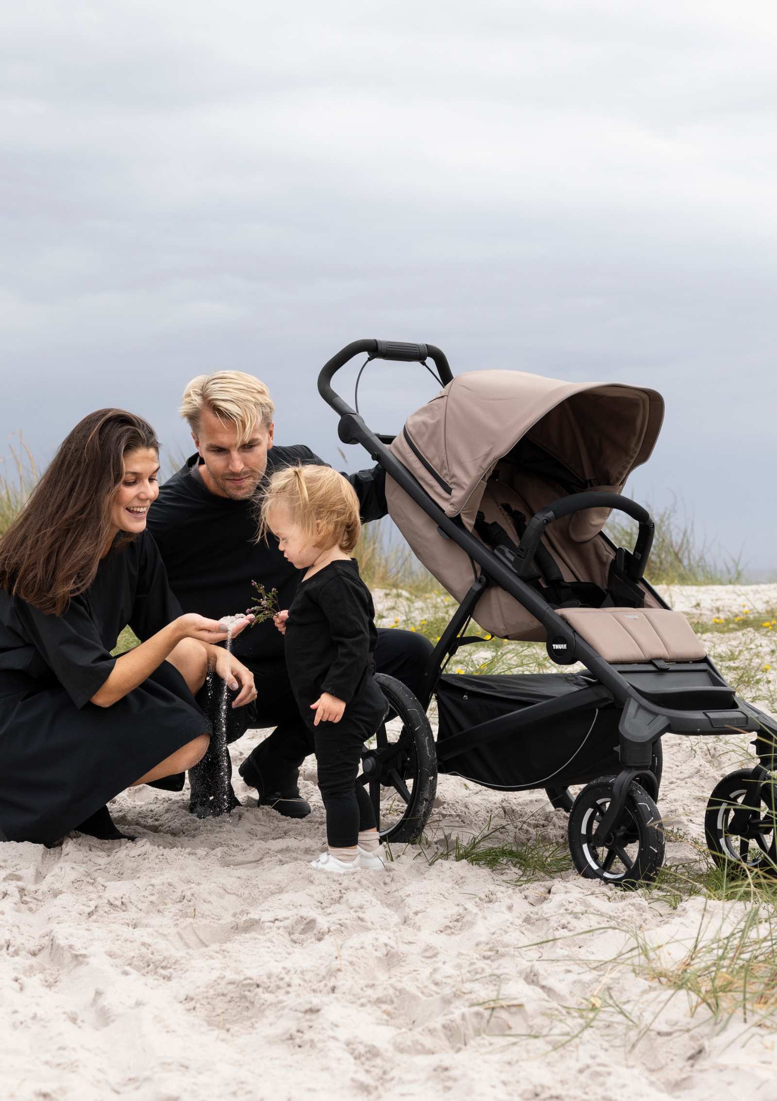 Thule Sportwagen 'Urban Glide 4-wheel' Tinted Taupe – Familie mit Kinderwagen am Strand