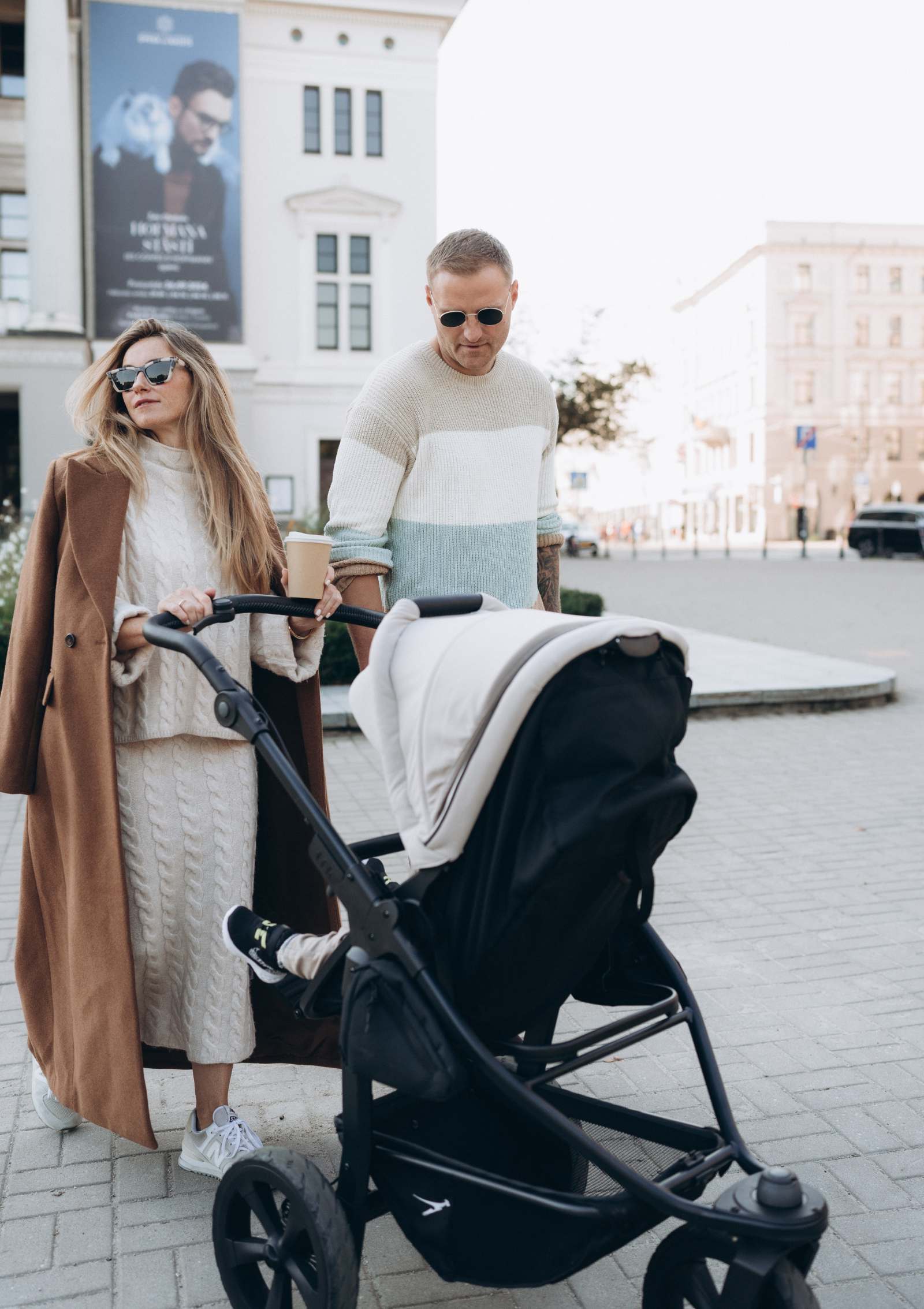 TFK Kombi-Kinderwagen 'Mono 3' Sand – Familie beim Stadtbummel