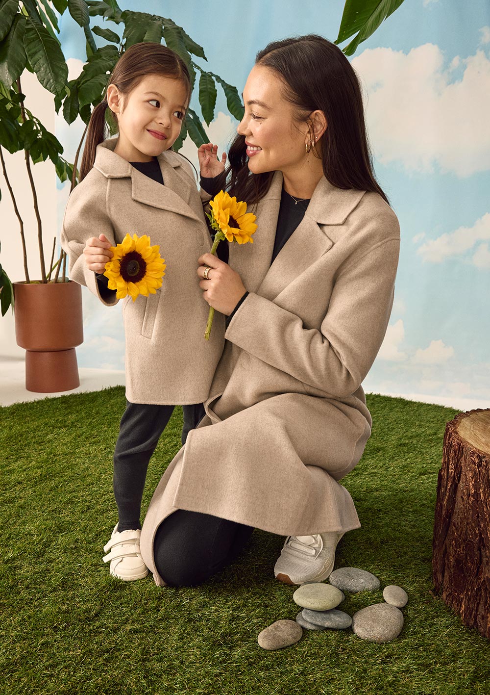 nuna Cashmere Kindermantel stone - Mama mit Kind