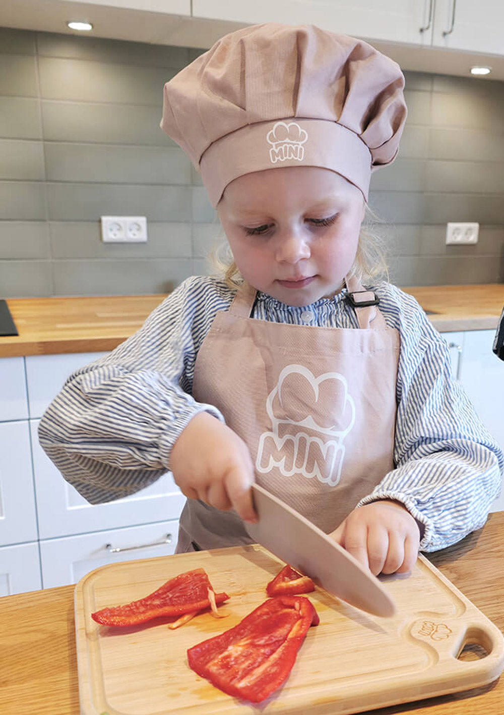 MINI Family MINI Küchenset rosa - Mädchen beim Schneiden