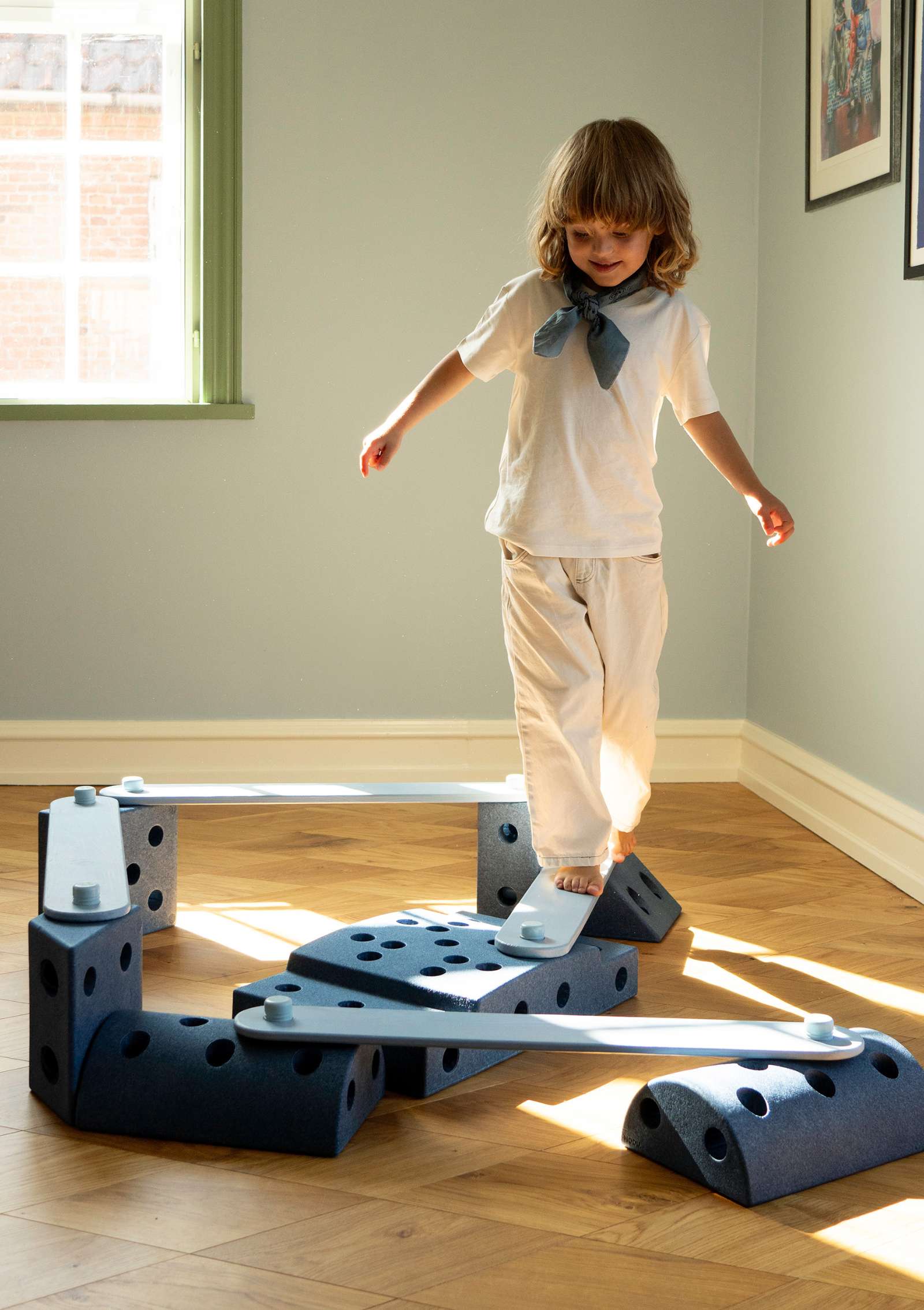 Mädchen balanciert auf MODU Balancierbalken Sky Blue