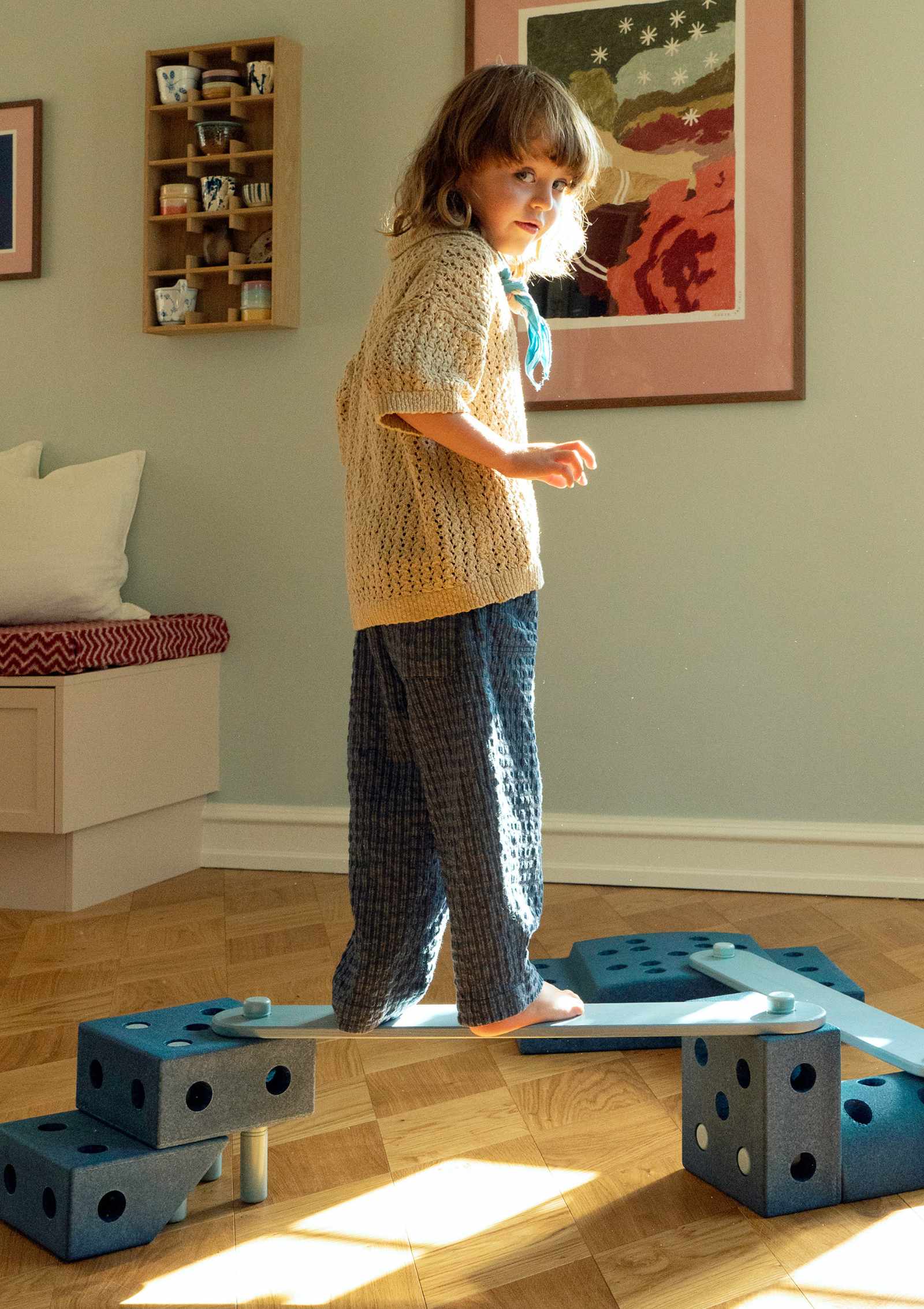 Mädchen balanciert über Balancierbalken Sky Blue