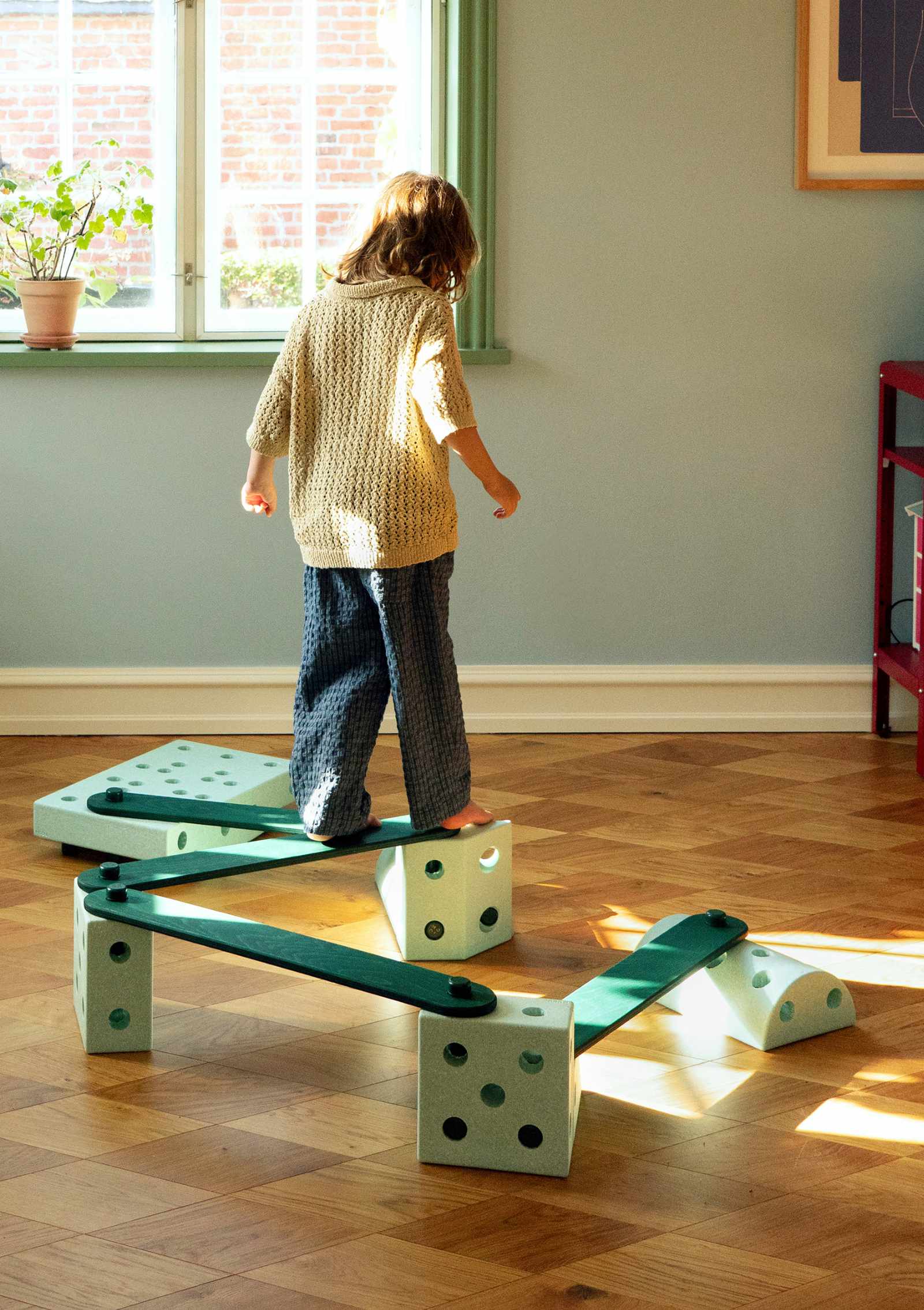 MODU 2er Set Balancierbalken Forest Green im Einsatz als Brücke im Bewegungsparcour