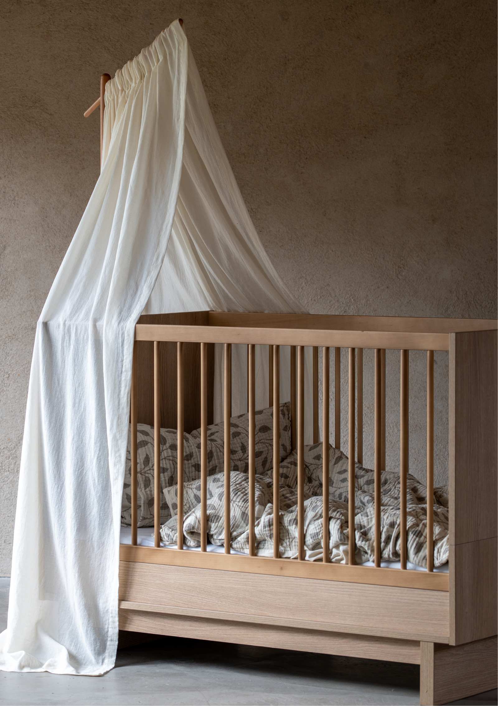 Quax Babybett 'Kyo' Honey Ash 120 x 70 cm mit Betthimmel und Bettwäsche