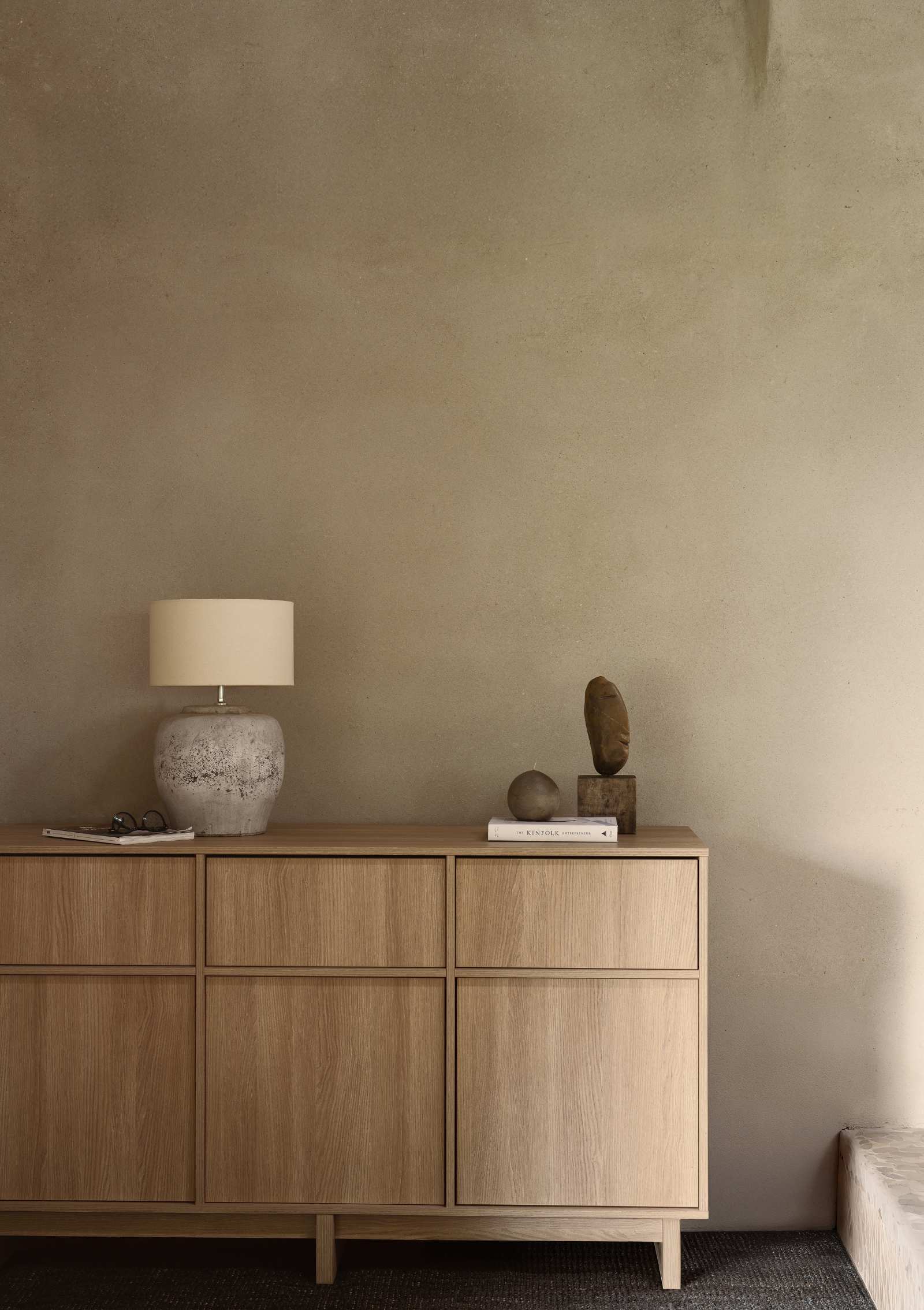 Quax (Wickel-)Kommode 'Kyo' Honey Ash – mit Lampe und Deko-Elementen