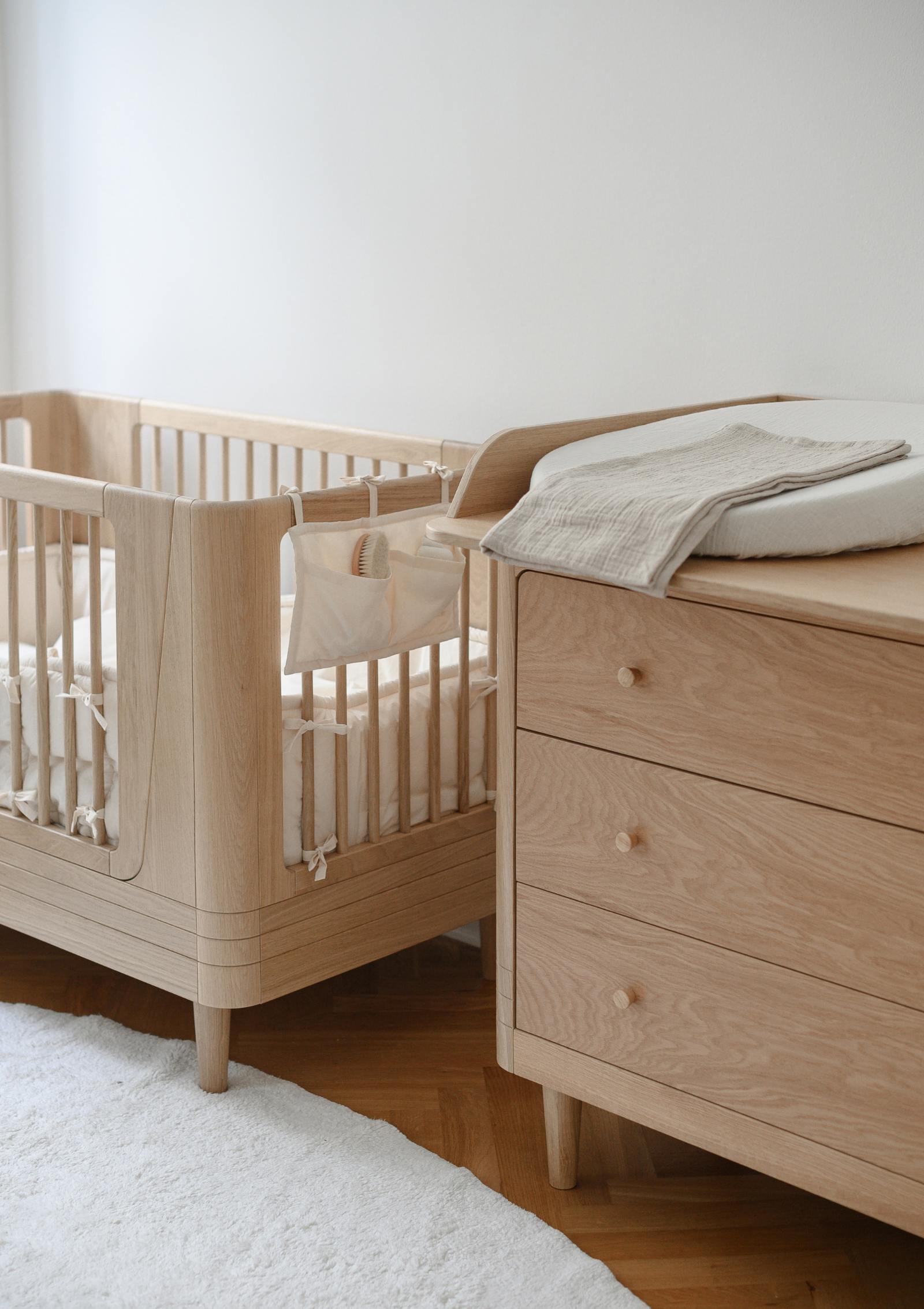We Are Bitte Babybett 'Nature Baby Bed 2.0' Eiche 124,5 x 72,5 cm & Wickelkommode