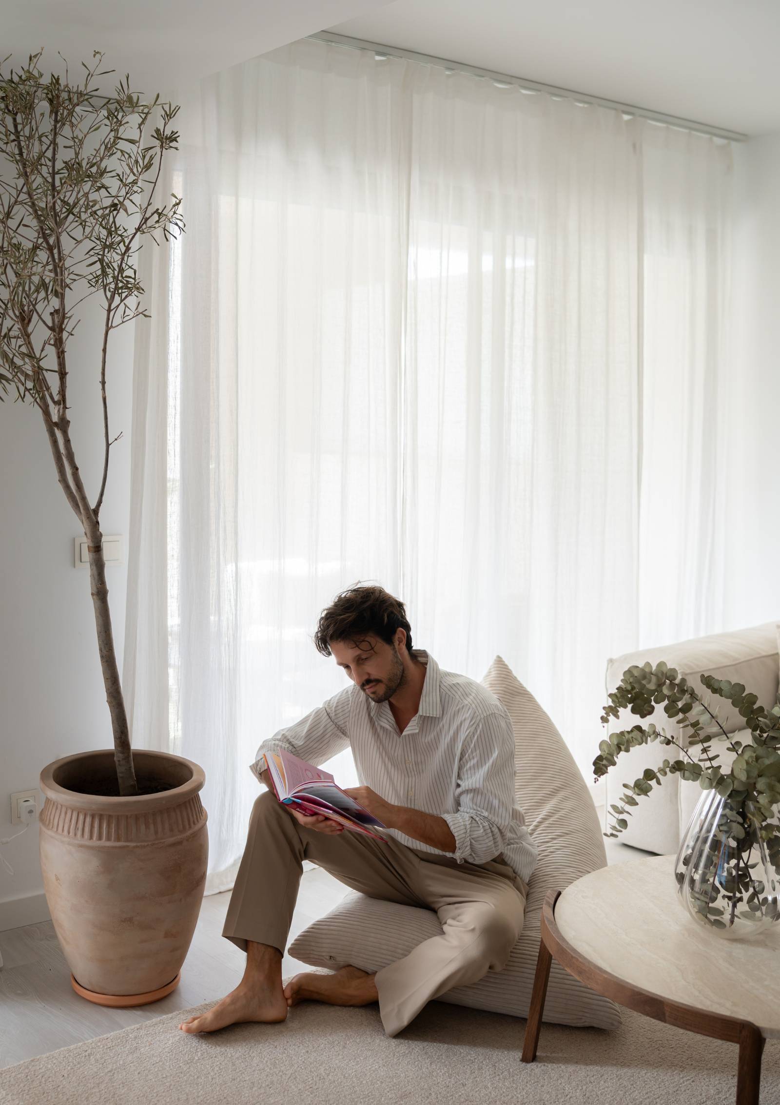 Mann sitzt auf Funzy Lounger Sitzsack Cord Creme Beige