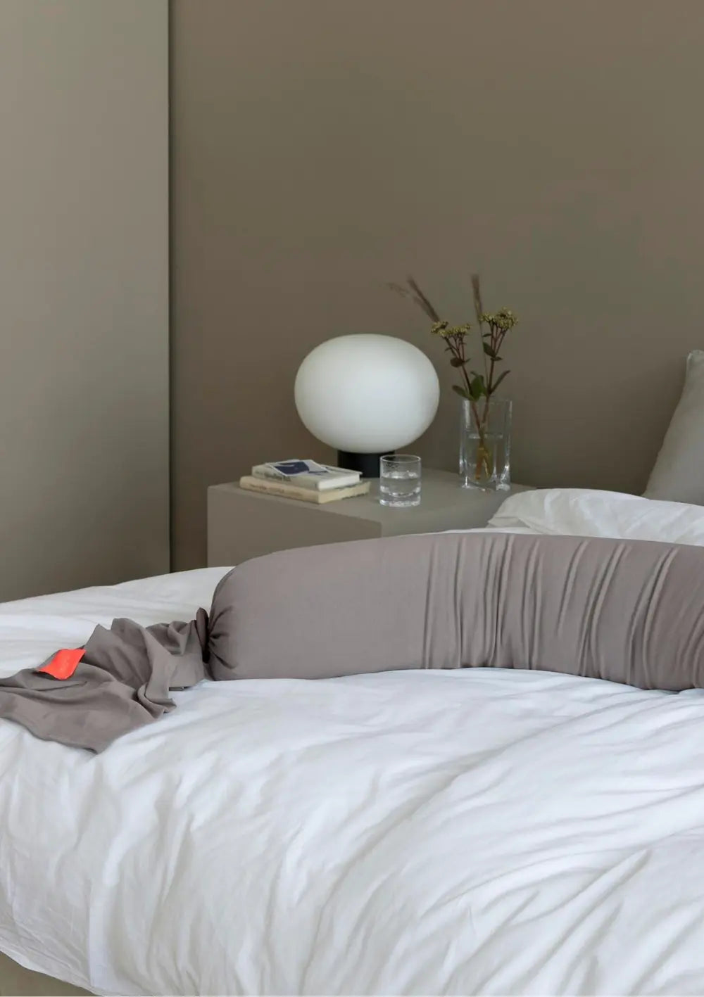 bbhugme Schwangerschaftskissen Stone liegt auf einem Doppelbett in einem modern eingerichtetem Schlafzimmer