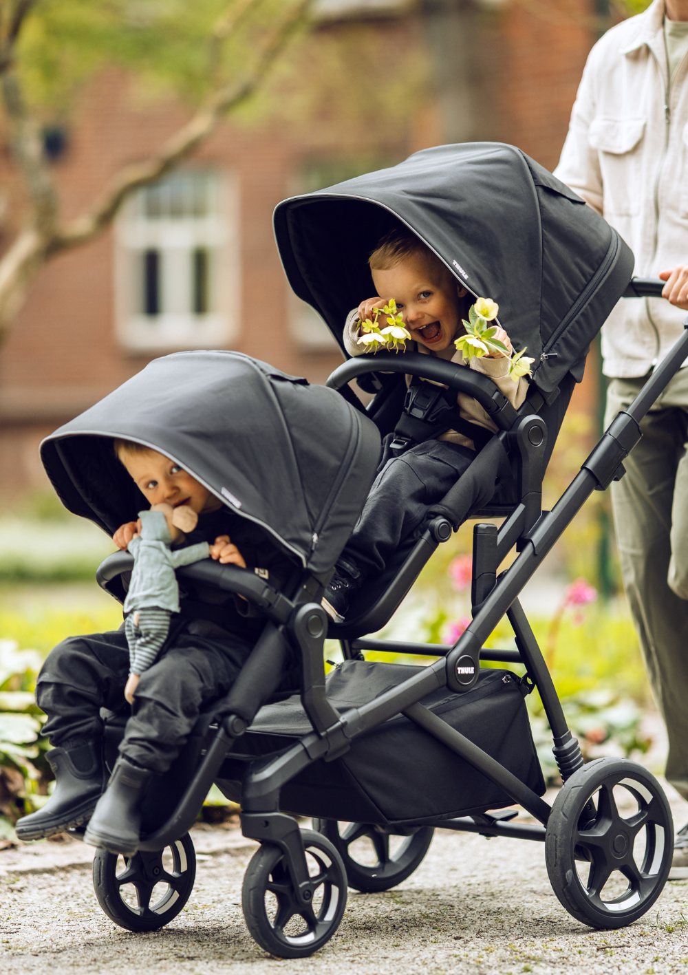 Thule Kinderwagen-Set 'Sleek 2' Black mit zusätzlichen Sportsitz in Geschwister-Konfiguration