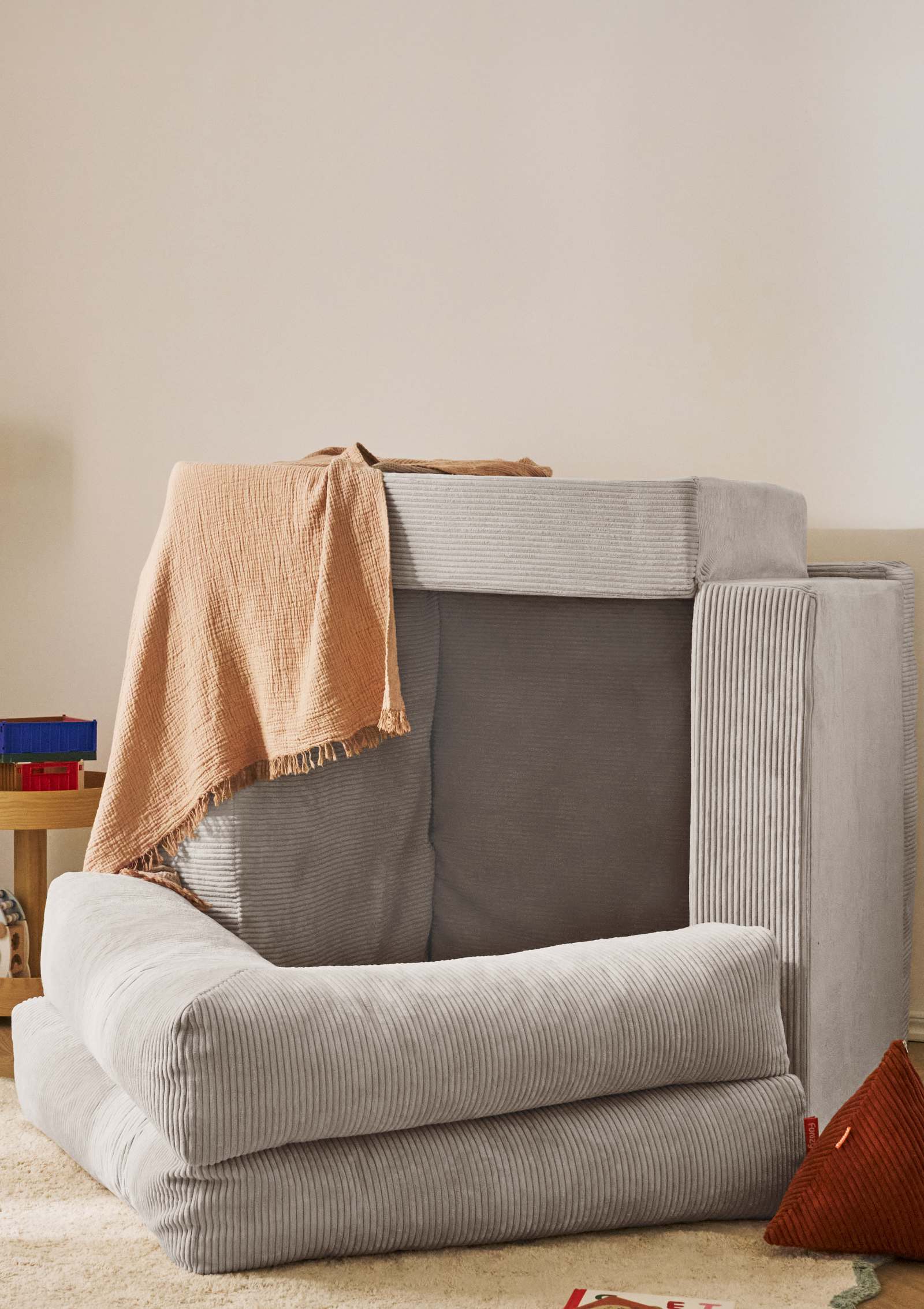 Höhlen bauen mit dem Funzy Family Sofa Cord Koala Grau