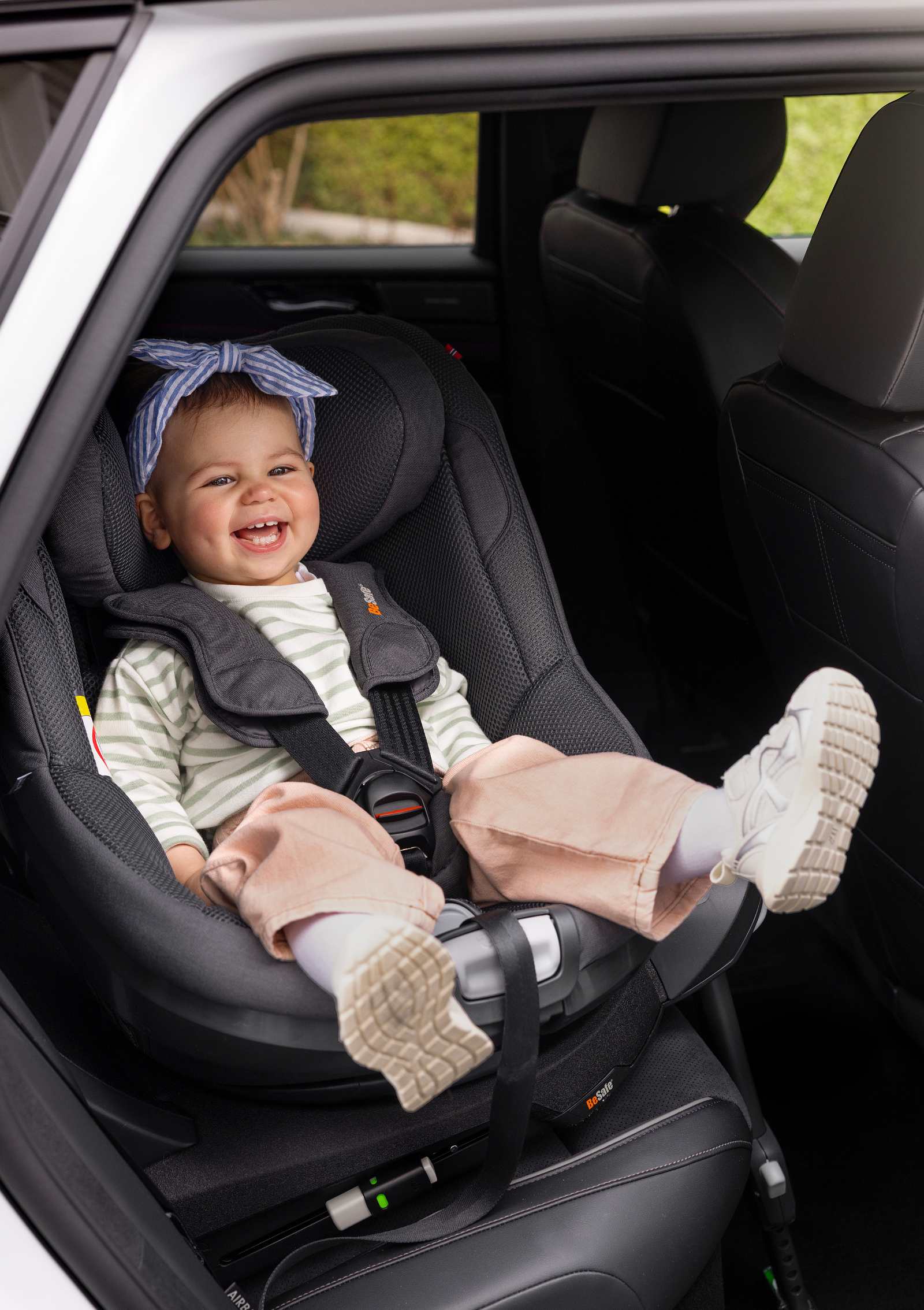 Mädchen im Kleinkindalter in BeSafe Reboarder 'Beyond2' Anthracite Mesh