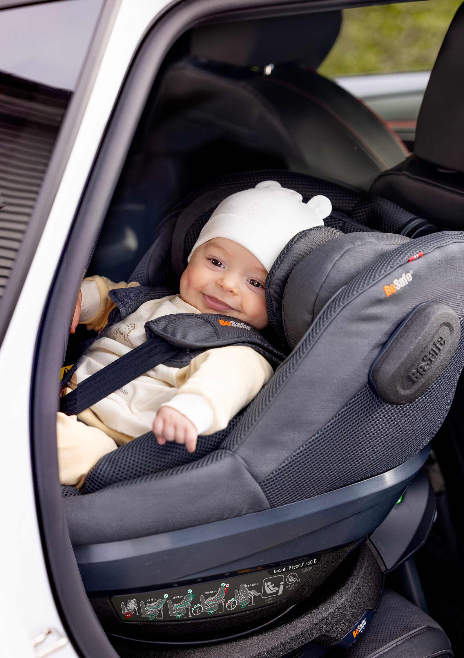 Neugeborenes in BeSafe Kindersitz 'Beyond2 360 B' Anthracite Mesh
