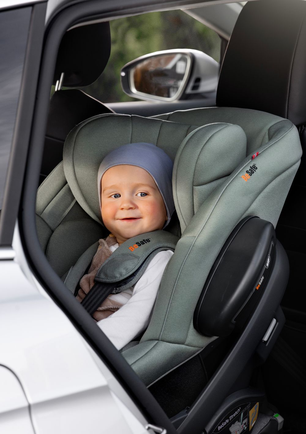 Baby sitz im BeSafe Reboarder 'Stretch2' Meadow Green SoftBreeze