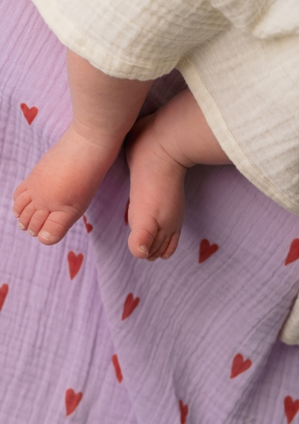 Studio Noos Musselin Mulltuch 'Swaddle Print Large' Purple Hearts 120 x 120 cm