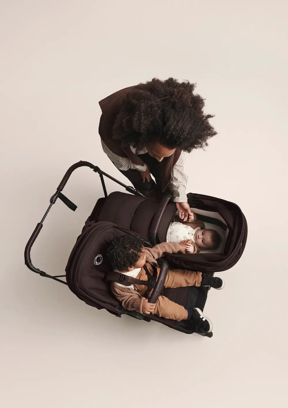 Kinder im Bugaboo Geschwisterwagen 'Donkey 6 Duo' Cocoa Brown – Ansicht Vogelperspektive