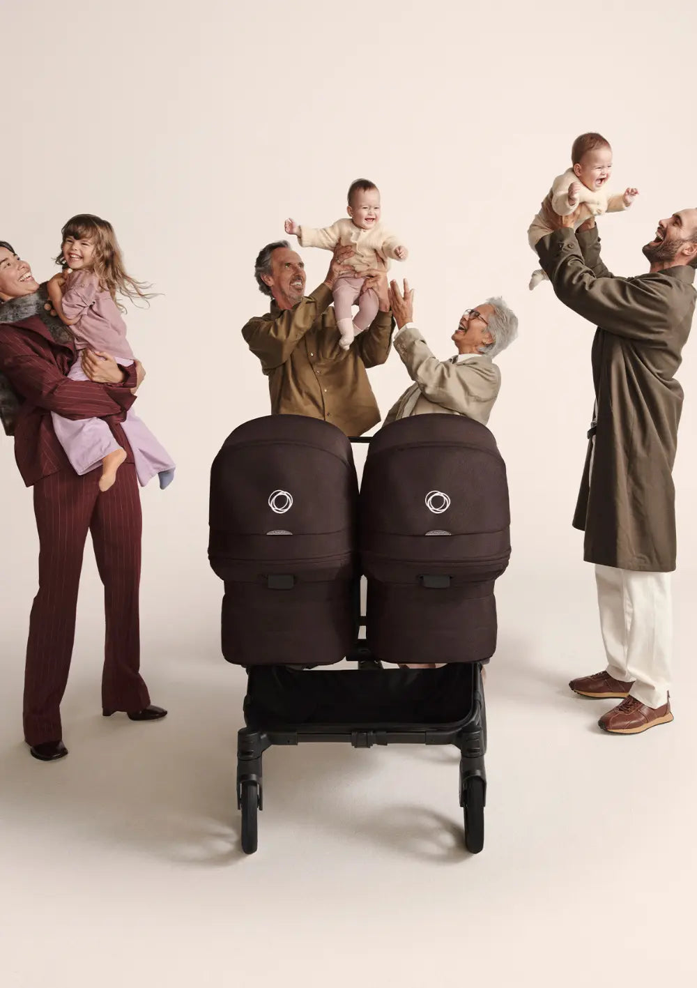 Familie mit Bugaboo Zwillingskinderwagen 'Donkey 6 Twin' Cocoa Brown