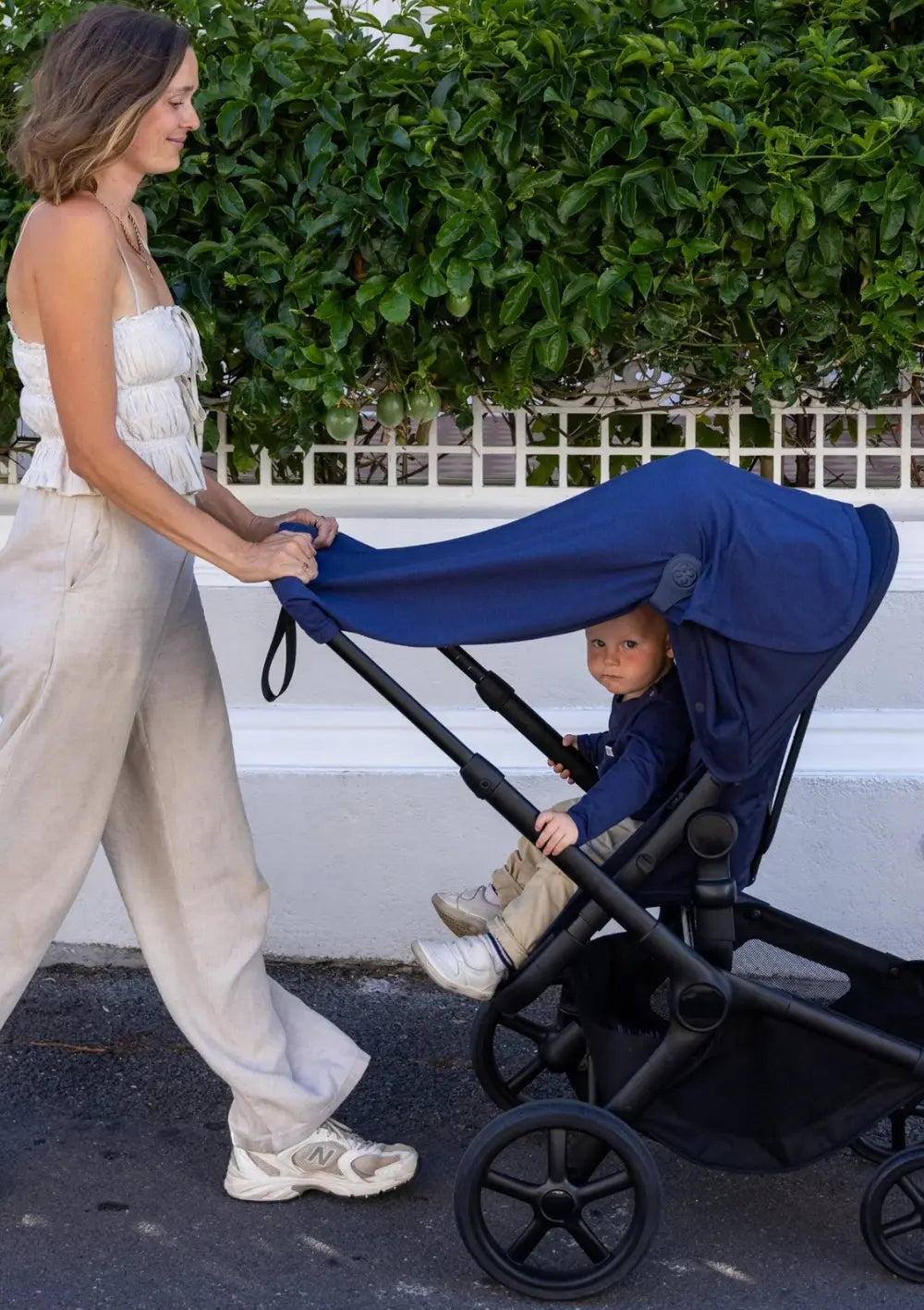Cloby Multifunktionale UV-Decke UPF 50+ Navy mit Clips am Kinderwagen befestigt