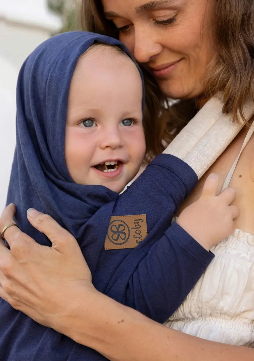 Cloby Multifunktionale UV-Decke UPF 50+ Navy an Babytrage befestigt