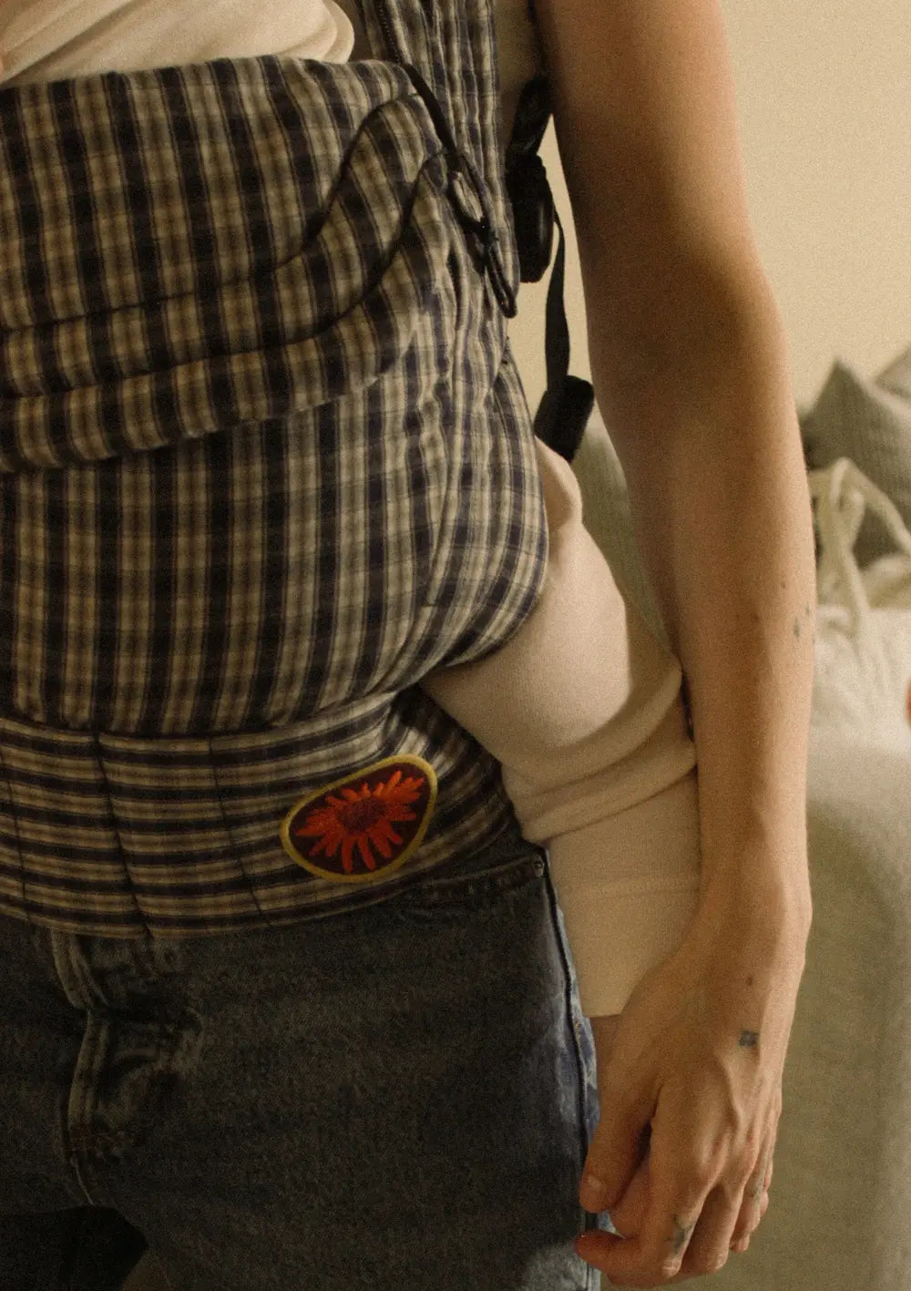 Moova Babytrage 'Balance' Navy Check (Nahaufnahme)