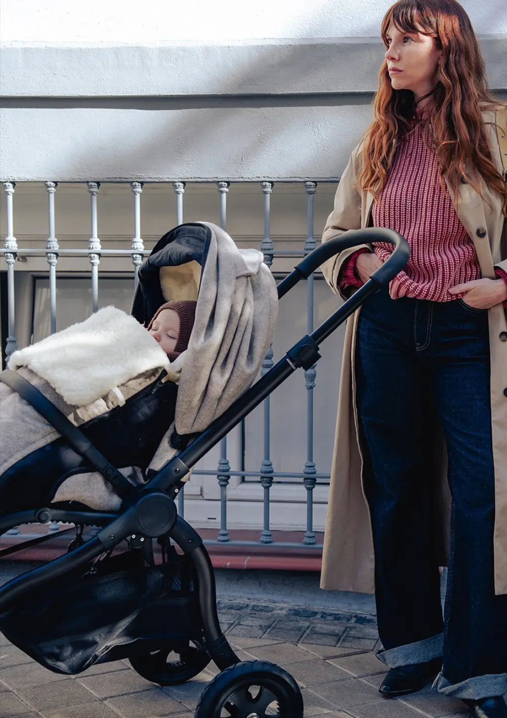 Mutter schiebt den Angelcab Kinderwagen 'A3-Series' Upminster mit schlafendem Baby