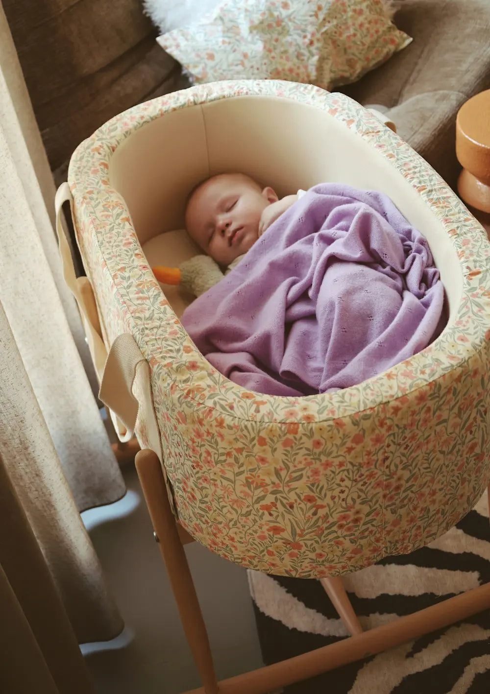 Baby schläft im Charlie Crane Moseskorb 'Kuko' Mushie Pastel Bloom