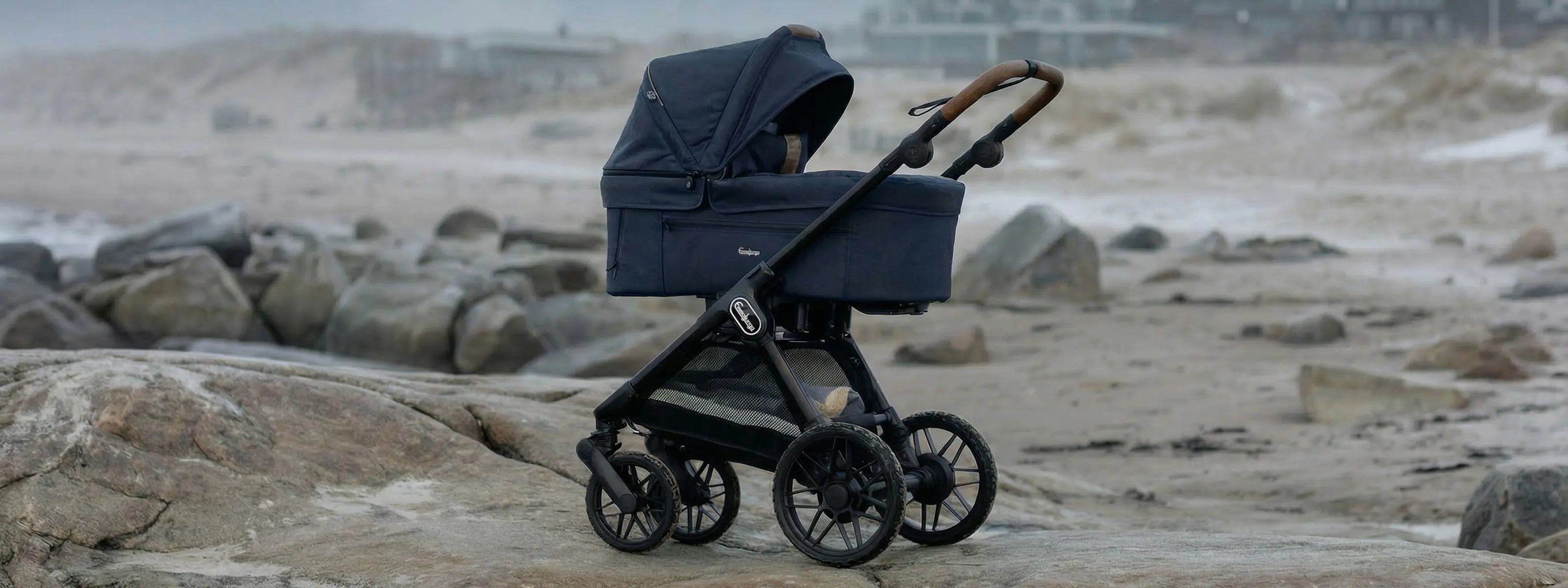 Emmaljunga Kinderwagen – jetzt bei KIND DER STADT – im Bild: SENTO PRO dark navy