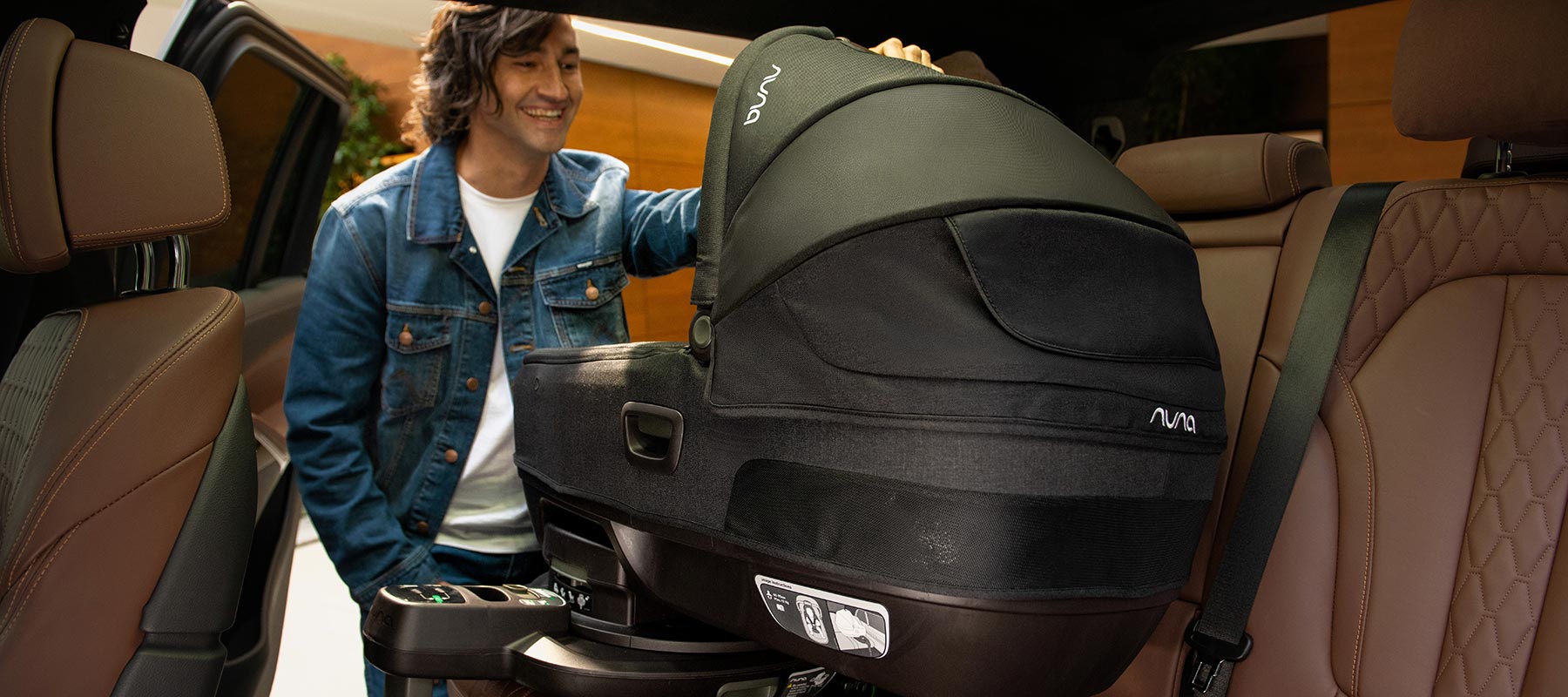 Nuna CARI next - Babywanne & Babyschale, sicher liegend unterwegs im Auto - im Bild mit Nuna BASE curv