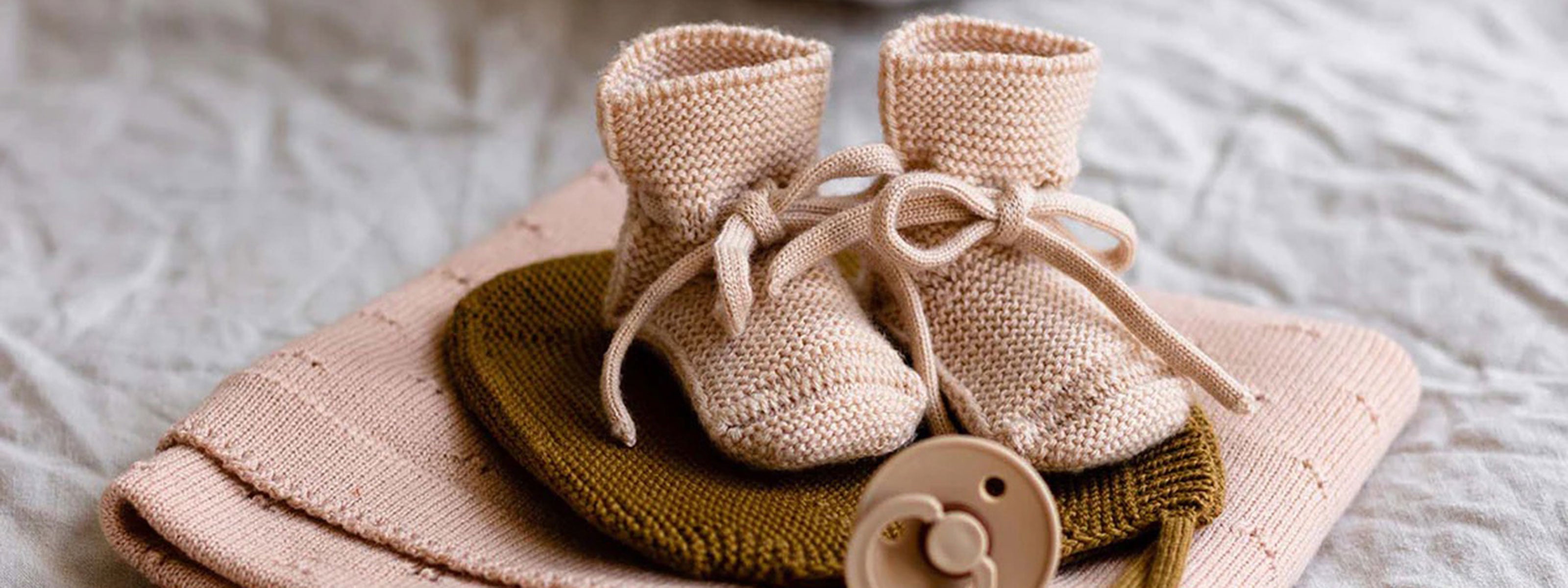 Alles für deine Baby Erstausstattung bei KIND DER STADT - im Bild: hvid Merino-Booties