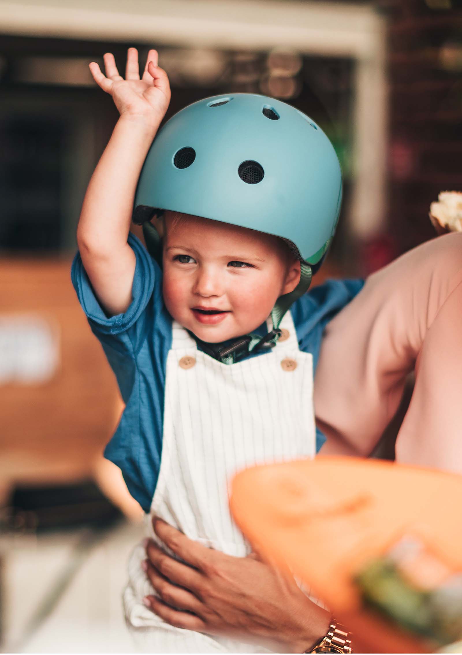 Scoot and Ride reflektierender Helm Steel