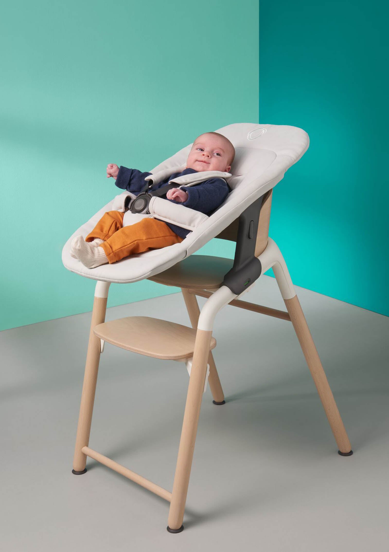 bugaboo Giraffe Stuhl neutrales Holz / weiß inkl. Neugeborenen-Set