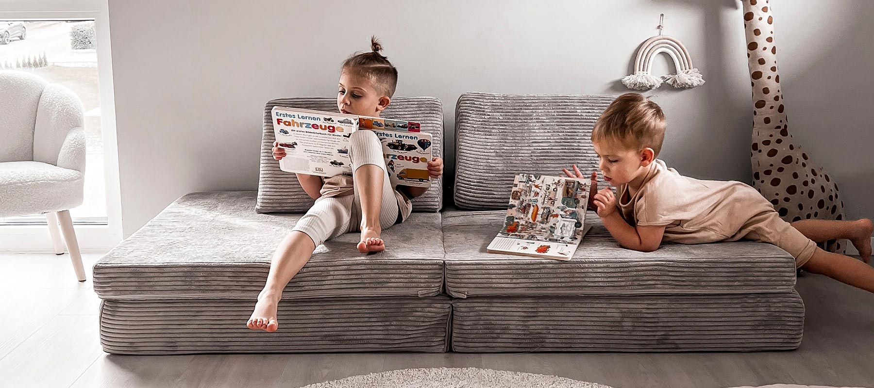 Spielsofas - im Bild: Das Funzy Spielsofa Orginal mit Cord-Stoff