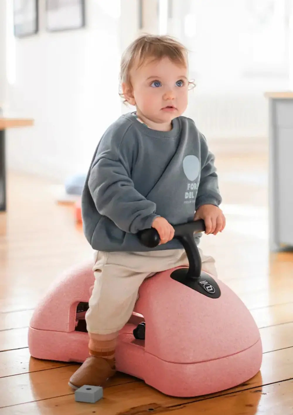 Kleinkind auf dem Scoot and Ride 3-in-1 Babyroller 'My First' rose