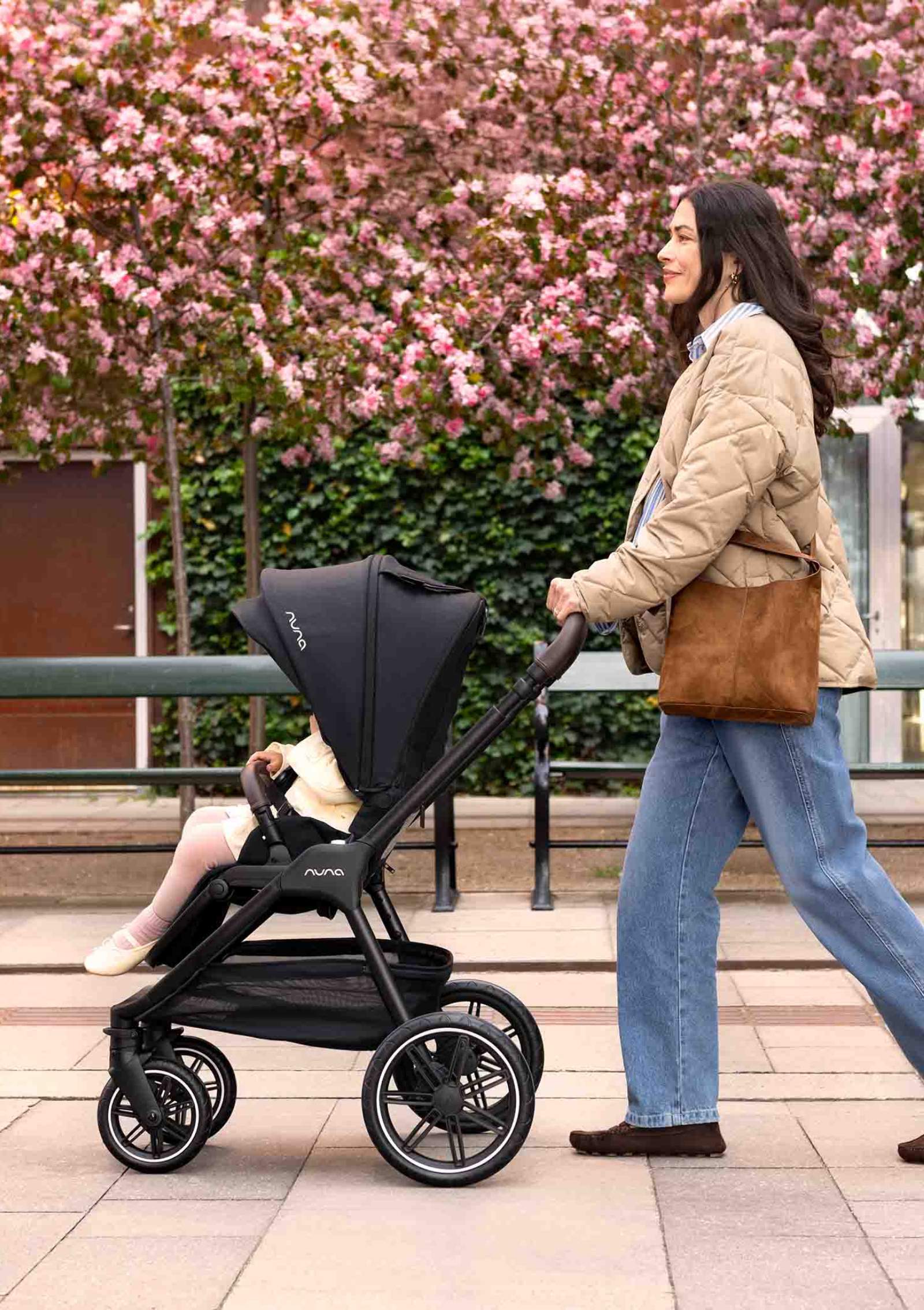 Frau schiebt Nuna Sportwagen TRIV lx Caviar 