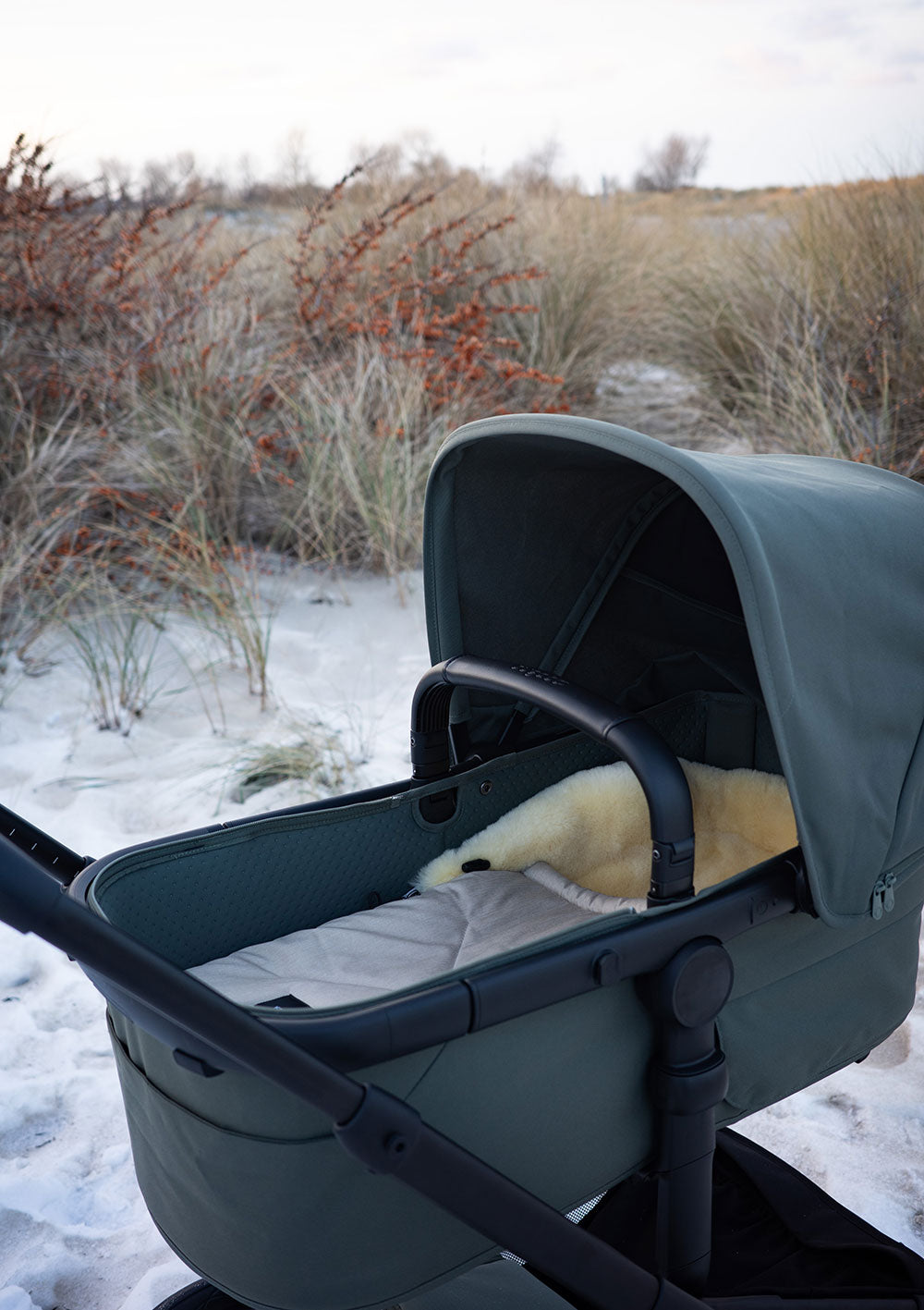 Premium Lammfell-Fußsack für Babywanne & Kinderautositz Limited Edition dune-beige