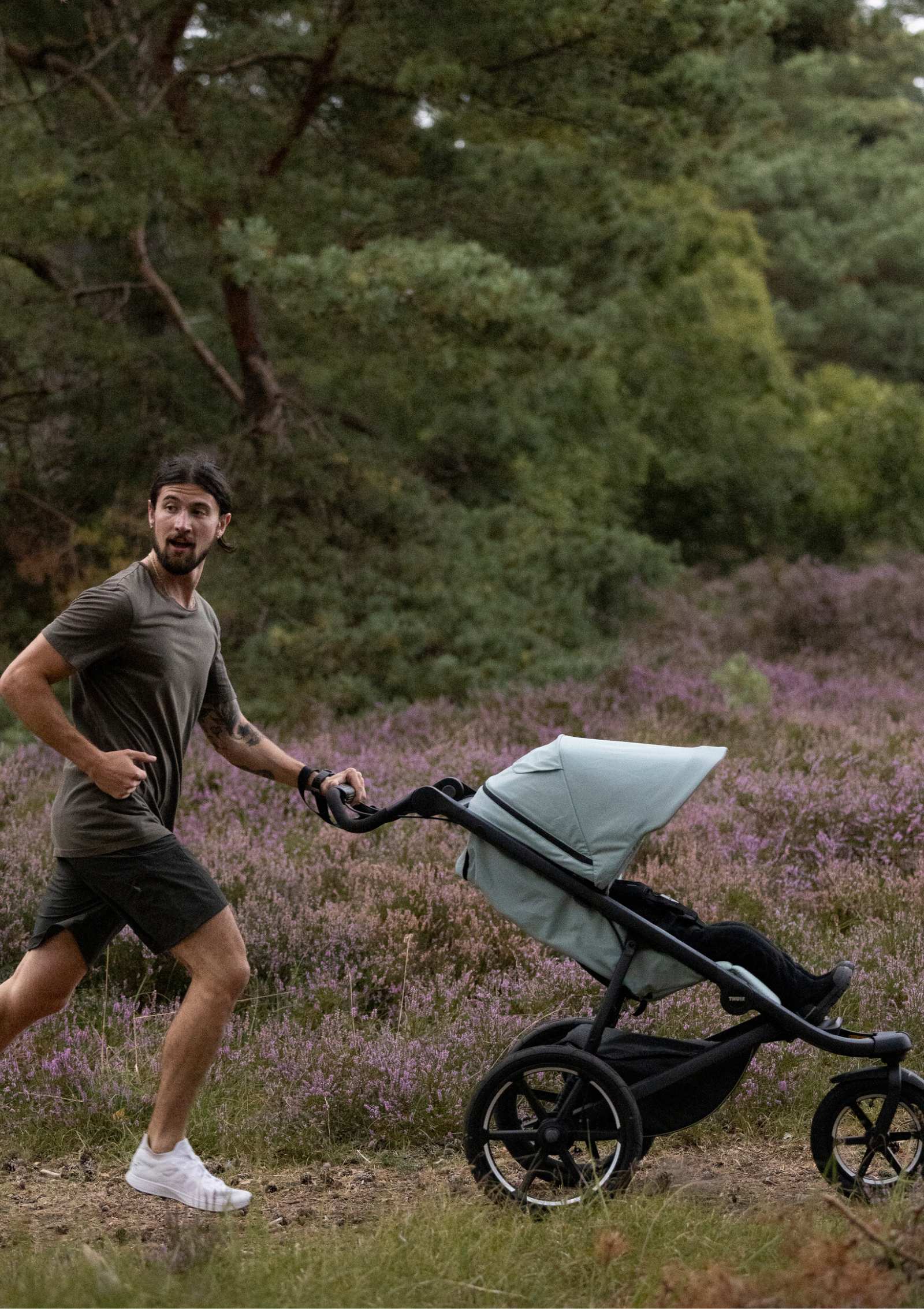 Thule Sportwagen 'Urban Glide 3' Mist Green – Mann beim Joggen mit dem Kinderwagen
