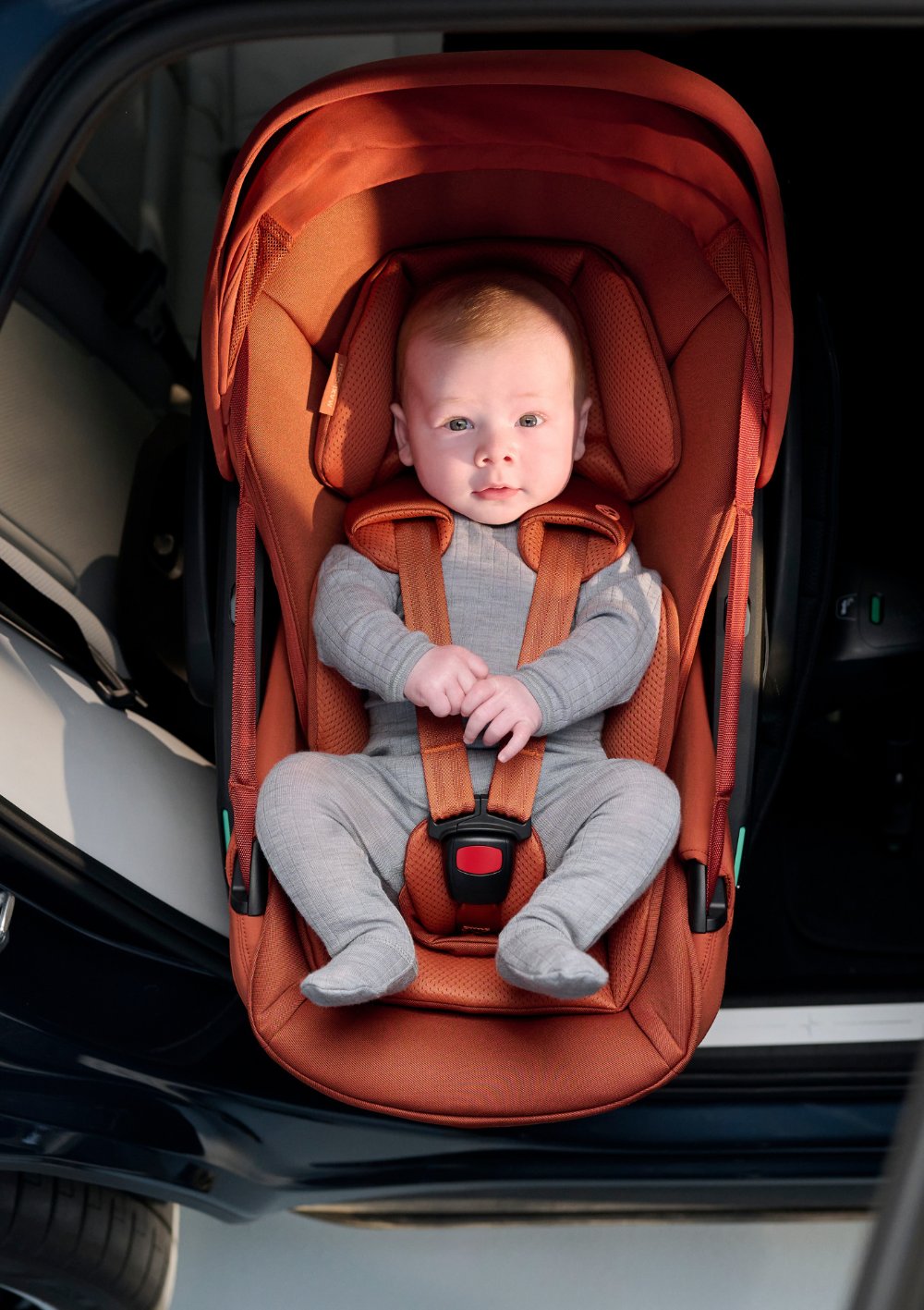 Baby in Maxi-Cosi Babyschale 'Coral Slide Pro' Copper Terra