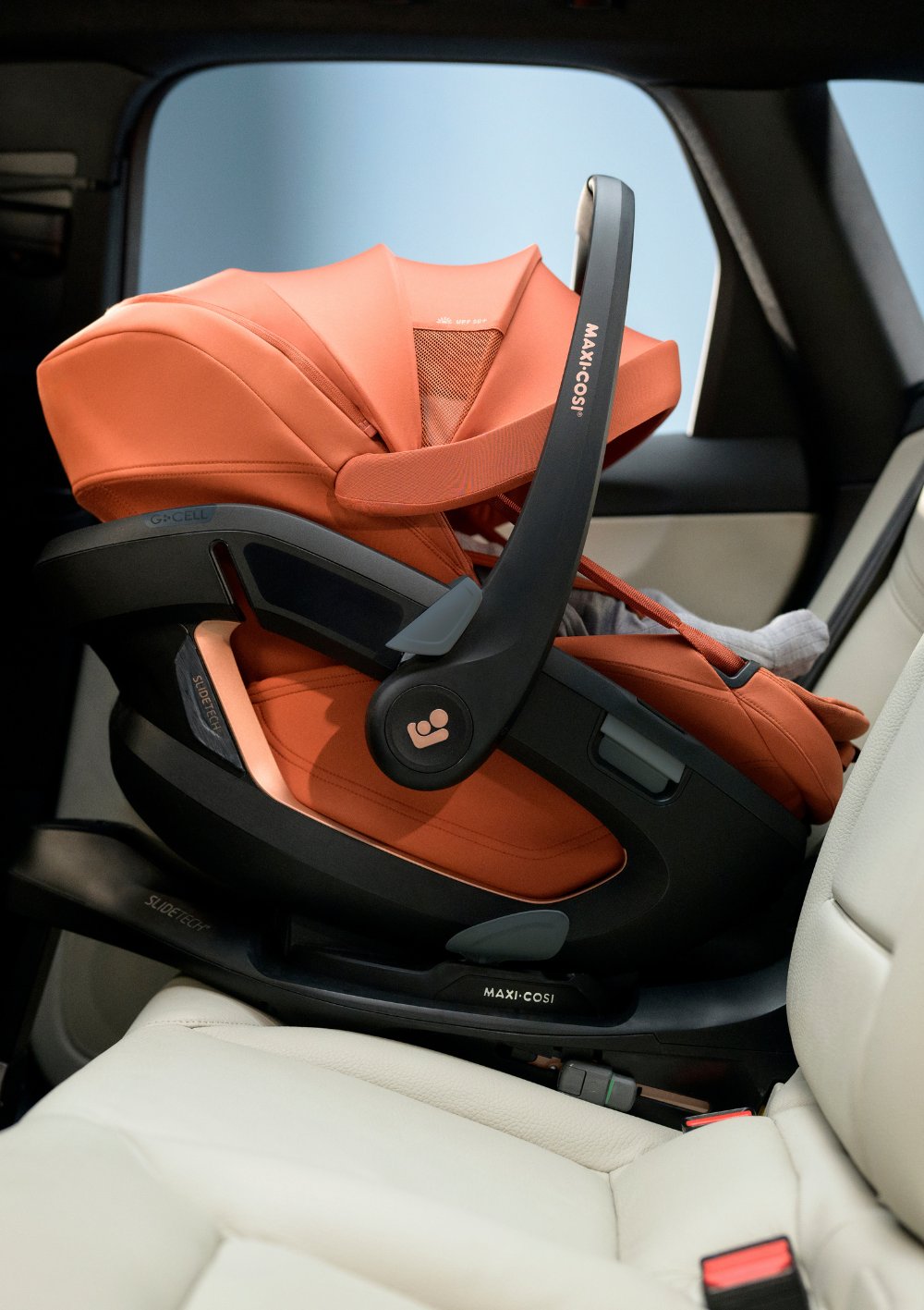 Baby in Maxi-Cosi Babyschale 'Coral Slide Pro' Copper Terra – Seitenansicht