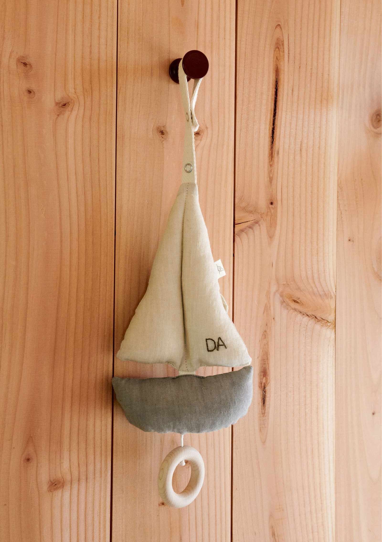 Dear April Spieluhr Segelboot 'Pondus' blau/off-white